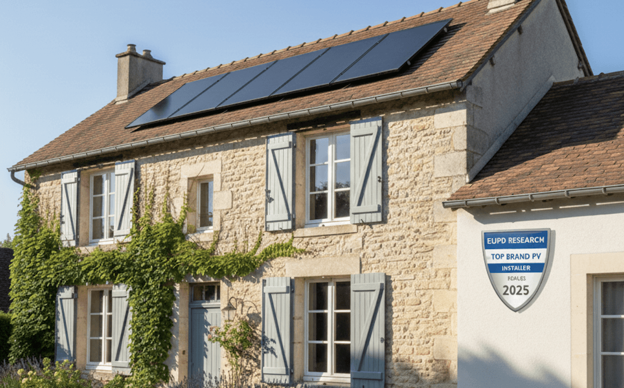 une photo d'une maison avec des panneaux solaires et du label EUPD Top Brand qu'a obtenu Solarock en 2O25