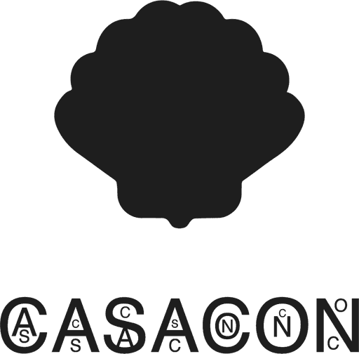 Casacon, The Perfect Place, una perla rara che sorge sulle rive del Mar Adriatico, nel cuore verde della splendida regione Marche. Una meta straordinaria nel Parco del Conero, candidato a diventare patrimonio dell'Unesco, dove il bosco abbraccia il mare in un connubio perfetto.  Dall’unione della parola Casa, come luogo aperto a tutti, e «con» che rappresenta l’incontro e la condivisione, Casacon introduce un innovativo concetto di ospitalità nella splendida Riviera del Conero.  Dalla raffinata proposta enogastronomica, alla musica, agli eventi, al cocktail bar e alle wellness suites: Casacon si afferma come il punto di riferimento per ogni occasione.