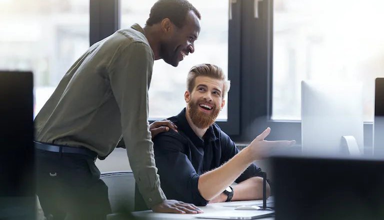 Duas pessoas trabalhando em projeto de marketing