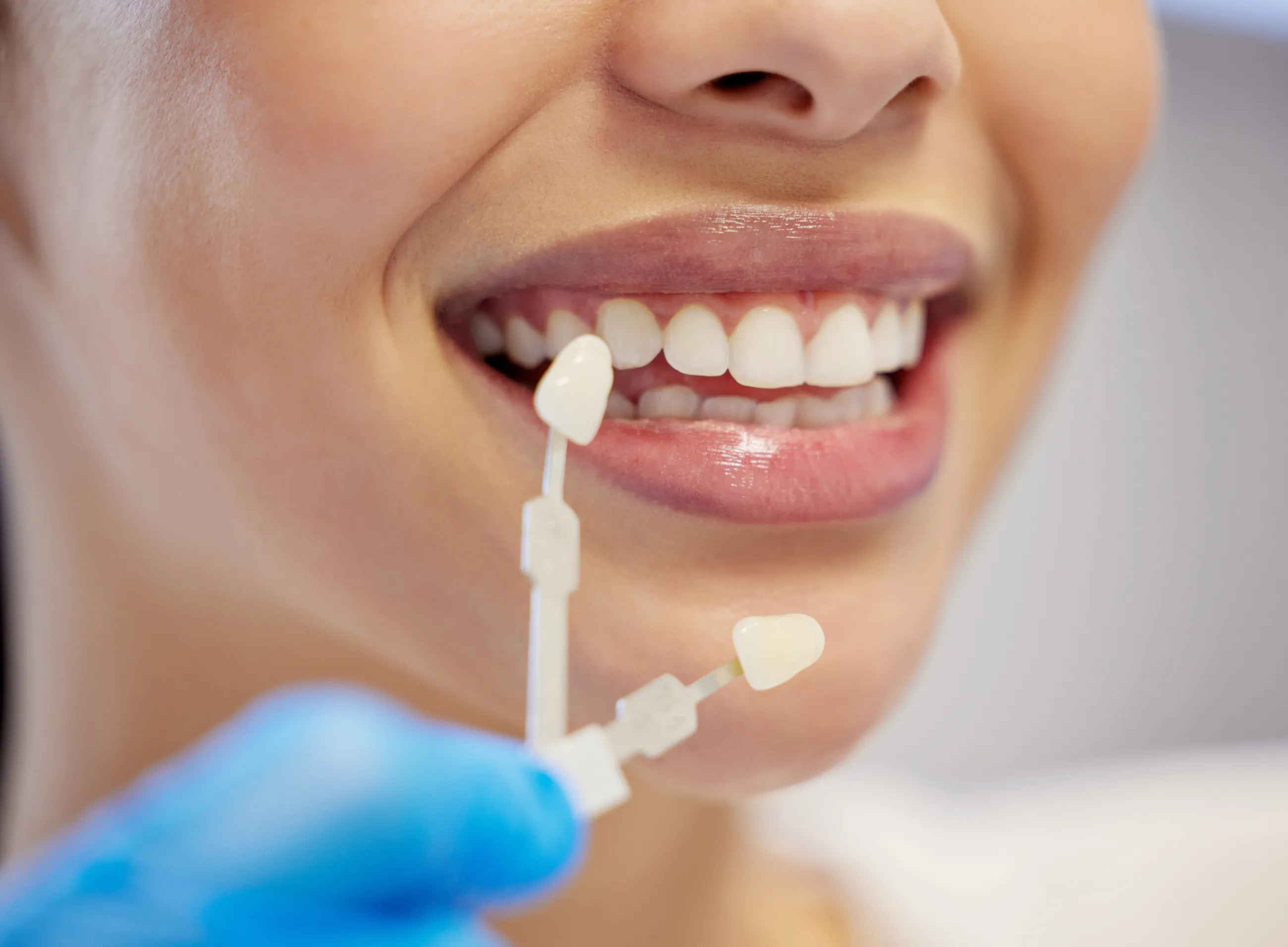 Kobieta na fotelu stomatologicznym podczas wizyty u stomatologa.