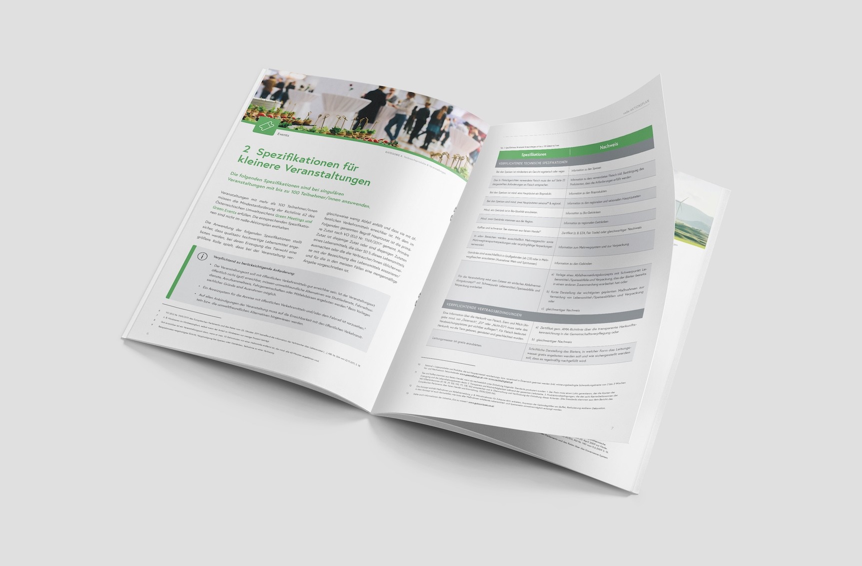 Aufgeschlagene Broschüre zum Aktionsplan Nachhaltige Beschaffung mit Tabellen und Textinhalten