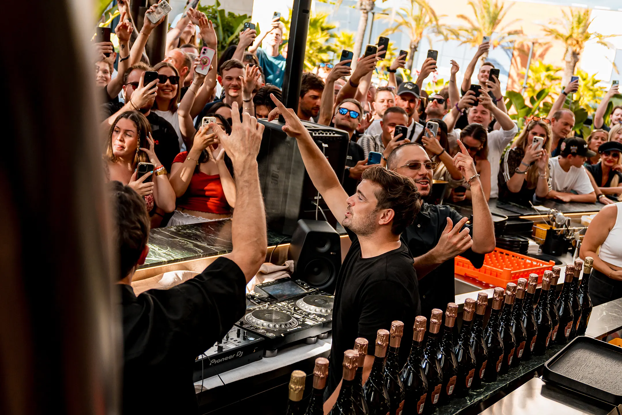 Martin Garrix and Matisse & Sadko doing a B2B at Tomorrowland store rooftop. Credits : Tomorrowland