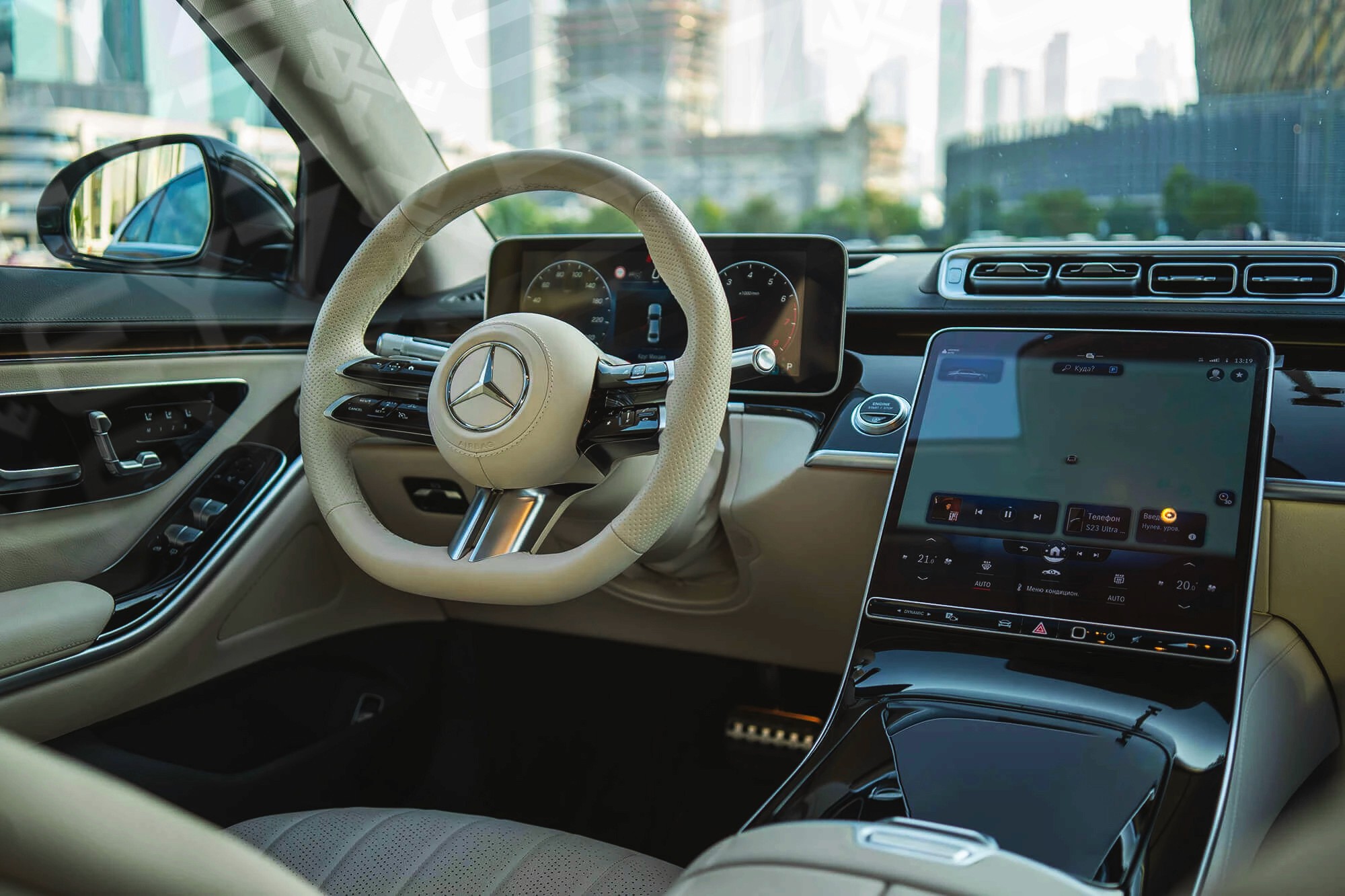 Vue interieur Mercedes classe S 500 noir – Location voiture de luxe à Dubaï | Keyz Rent