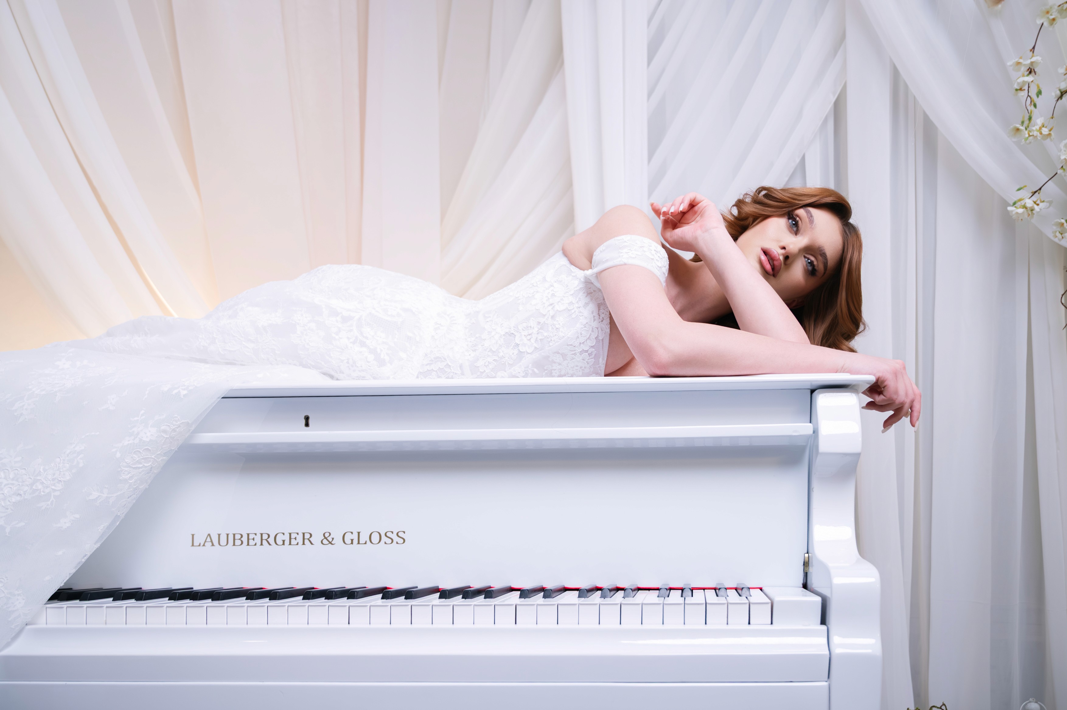 Portret alb-negru cu mâinile miresei și detalii delicate, ședință foto bridal în București