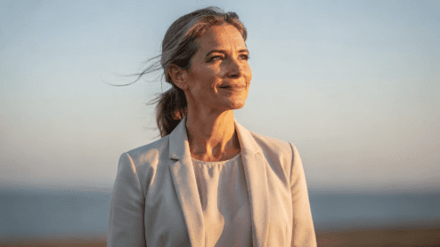 Person von hinten vor einem Whiteboard mit Skizzen und Konzeptnotizen in einem Workshop-Setting