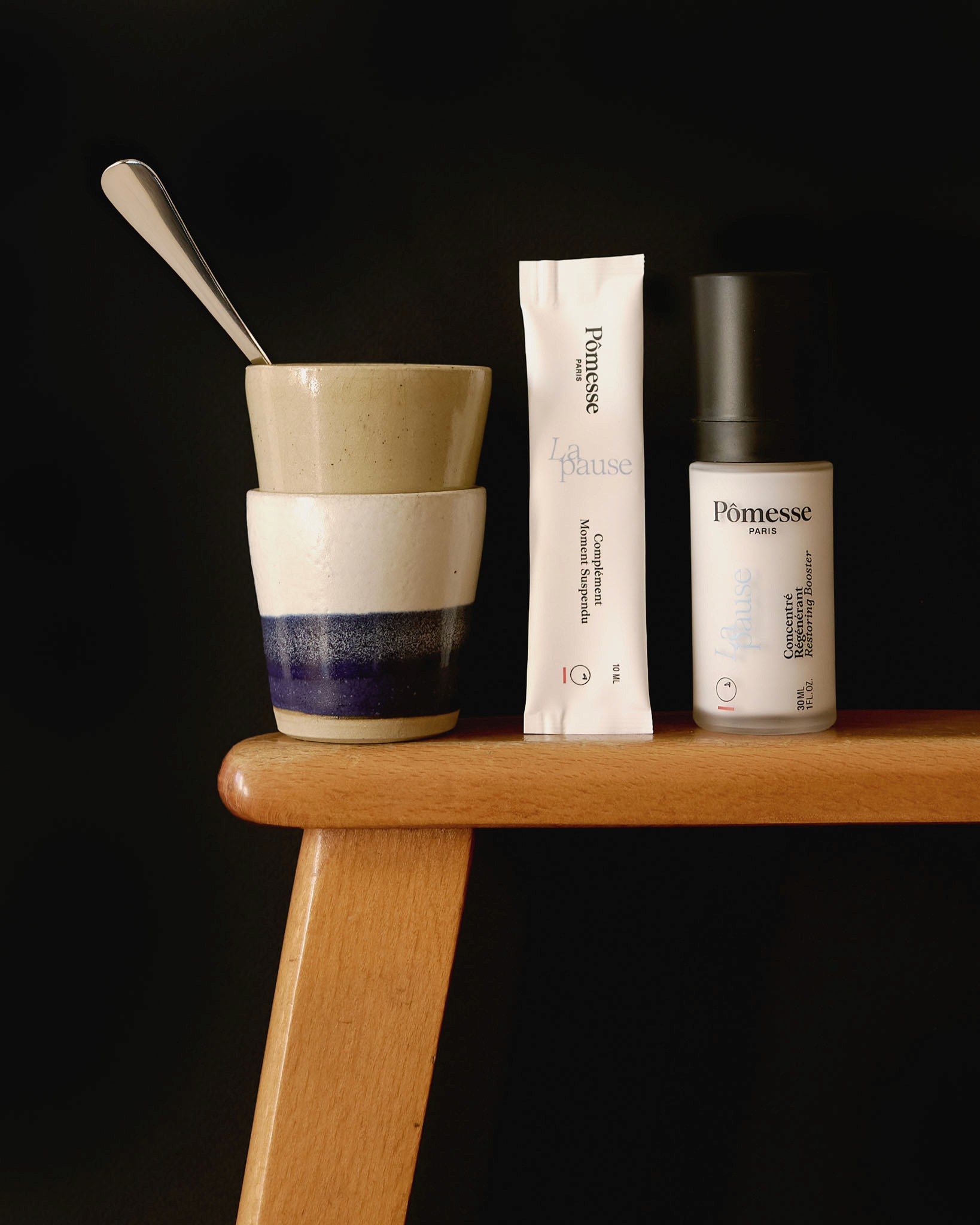 Jeune homme alongé sur un canapé, les yeux fermés