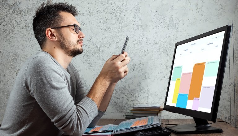 Homem organizando agenda pelo computador