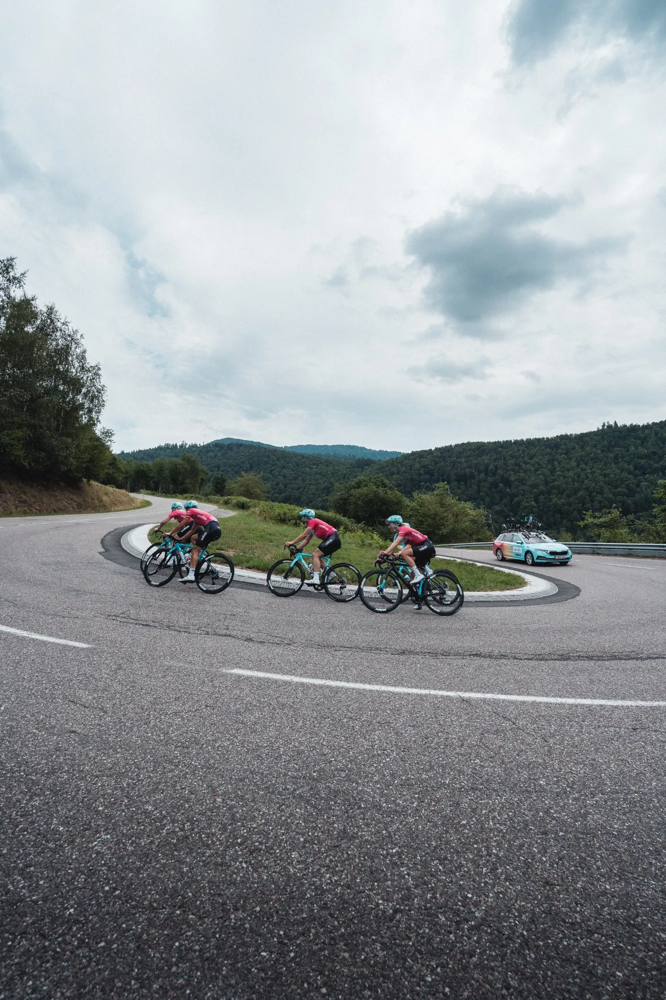 Zoom sur guidon et équipement de cycliste en montée