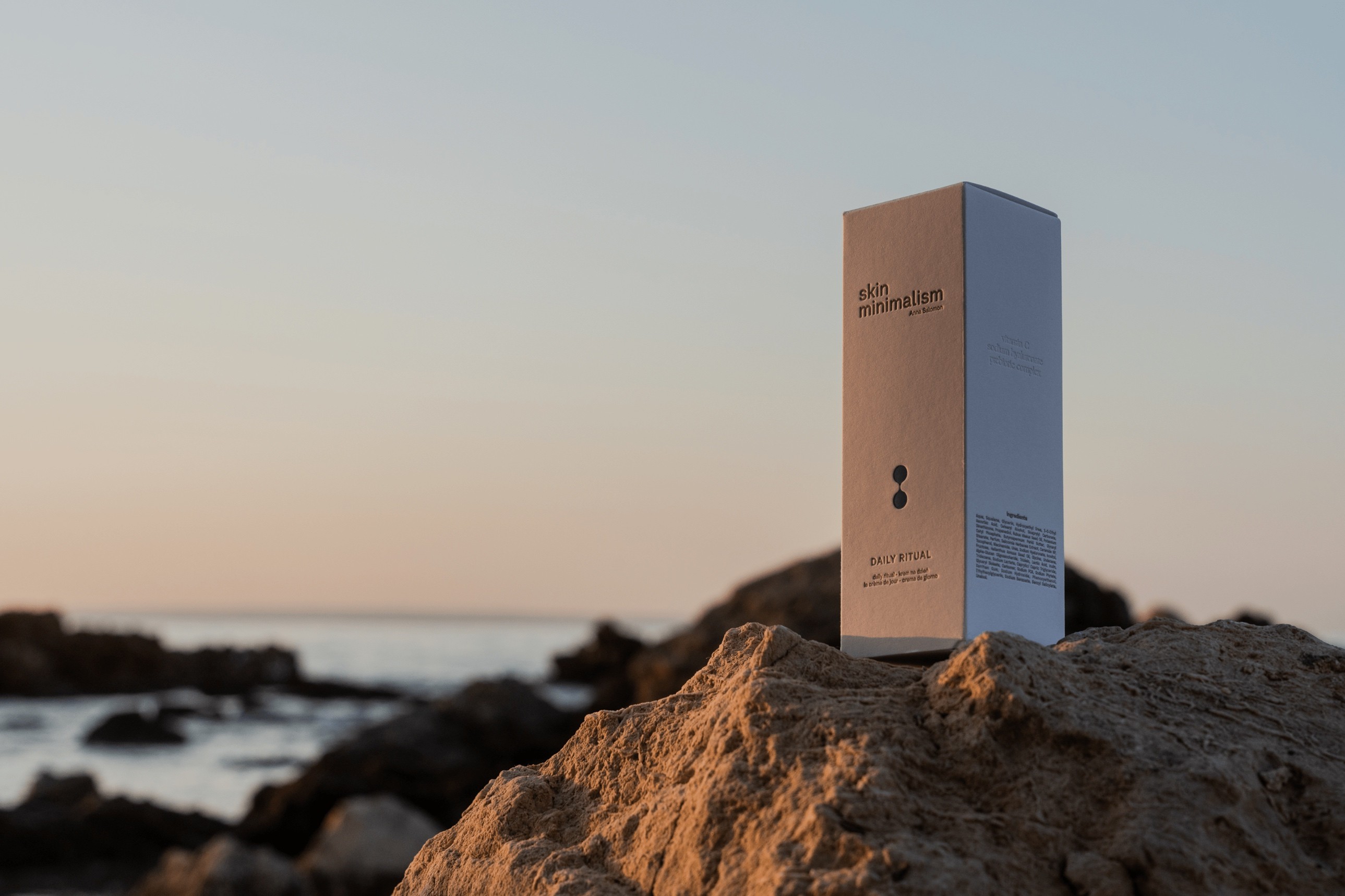 Sesja zdjęciowa dla Skin Minimalism – produkt marki Skin Minimalism na skale nad morzem
