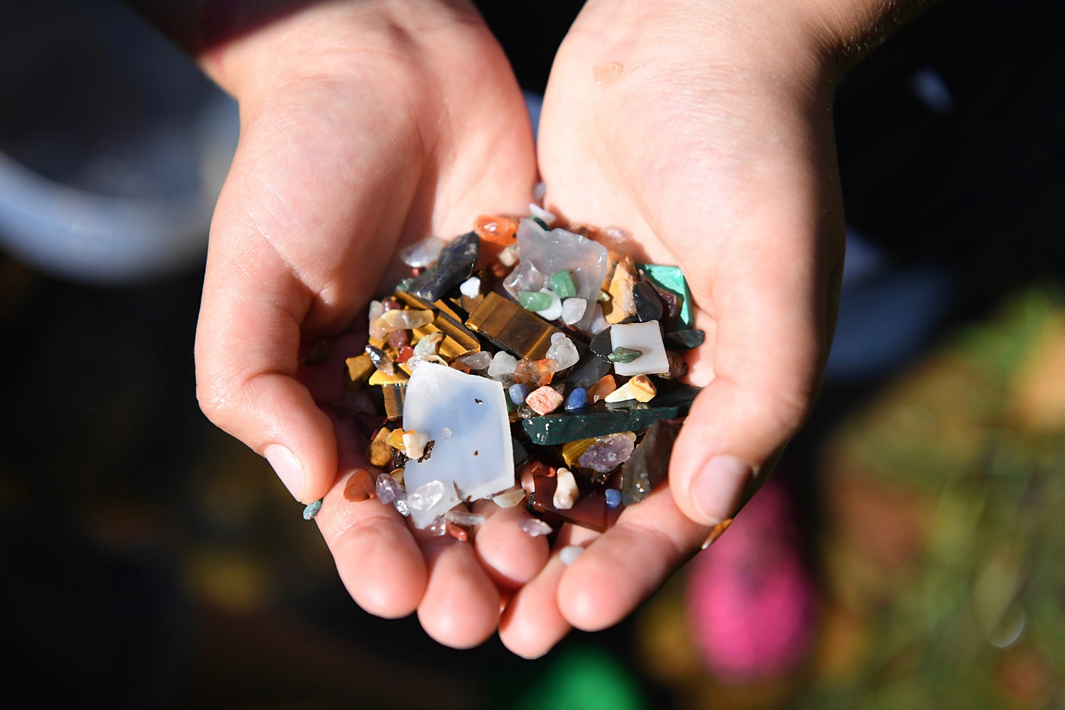 Hand voll mit glitzender Edelsteine