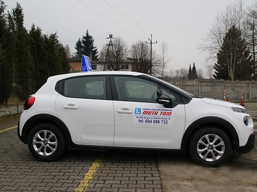 Kurs prawa jazdy OSK Szybcy i Wściekli – kursant wykonujący manewry na placu w szkole jazdy.