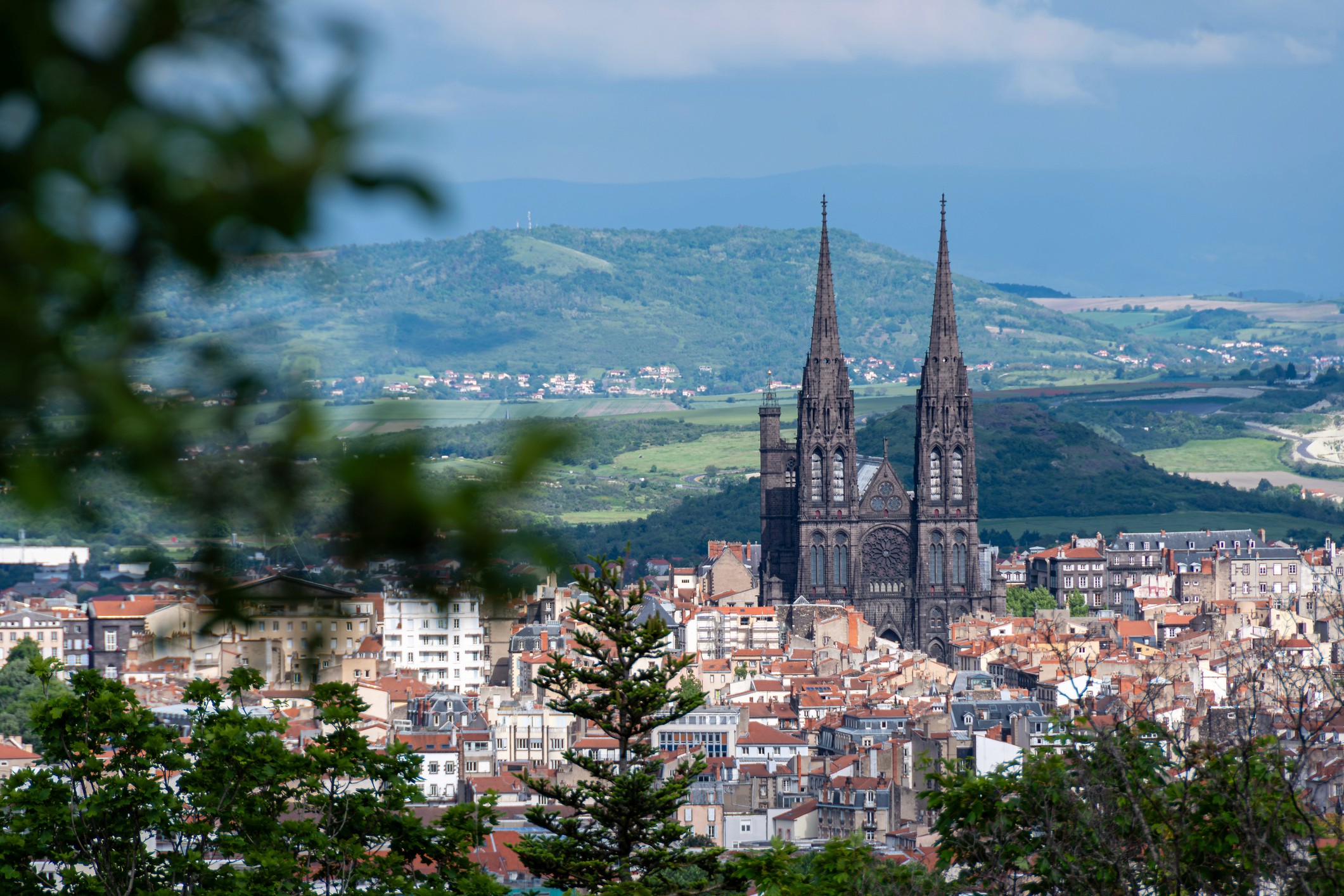 Photo de Clermont-Ferrand où Solarock a une agence locale : installateur panneaux photovoltaïques en partenariat avec OHE