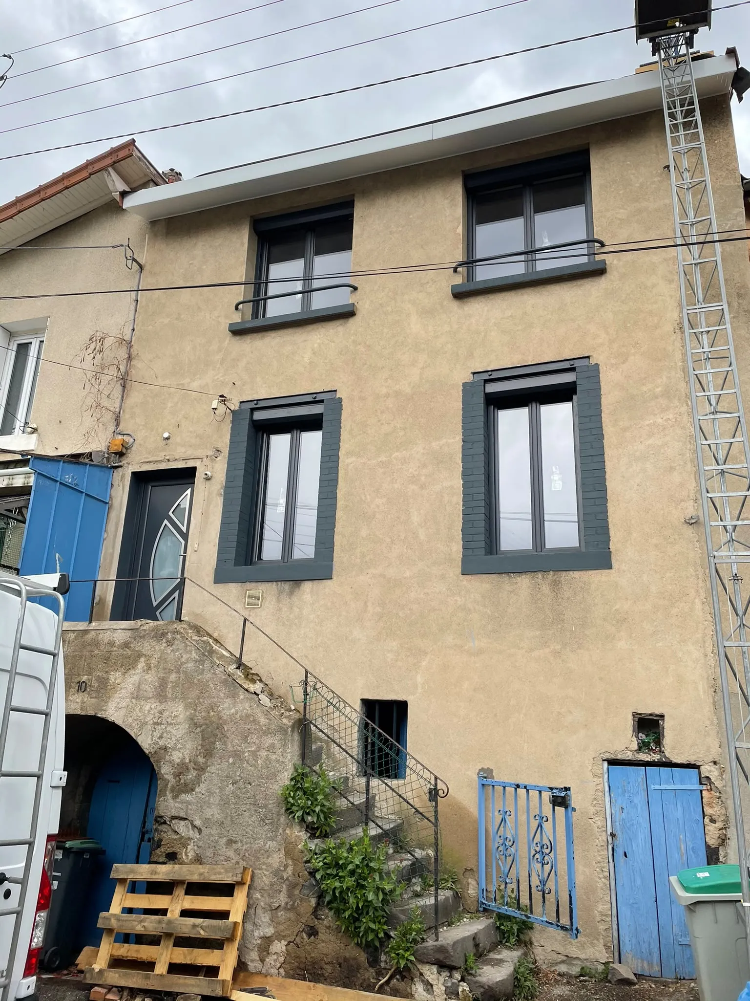Menuiseries sombres sur une maison ancienne — AFermetures