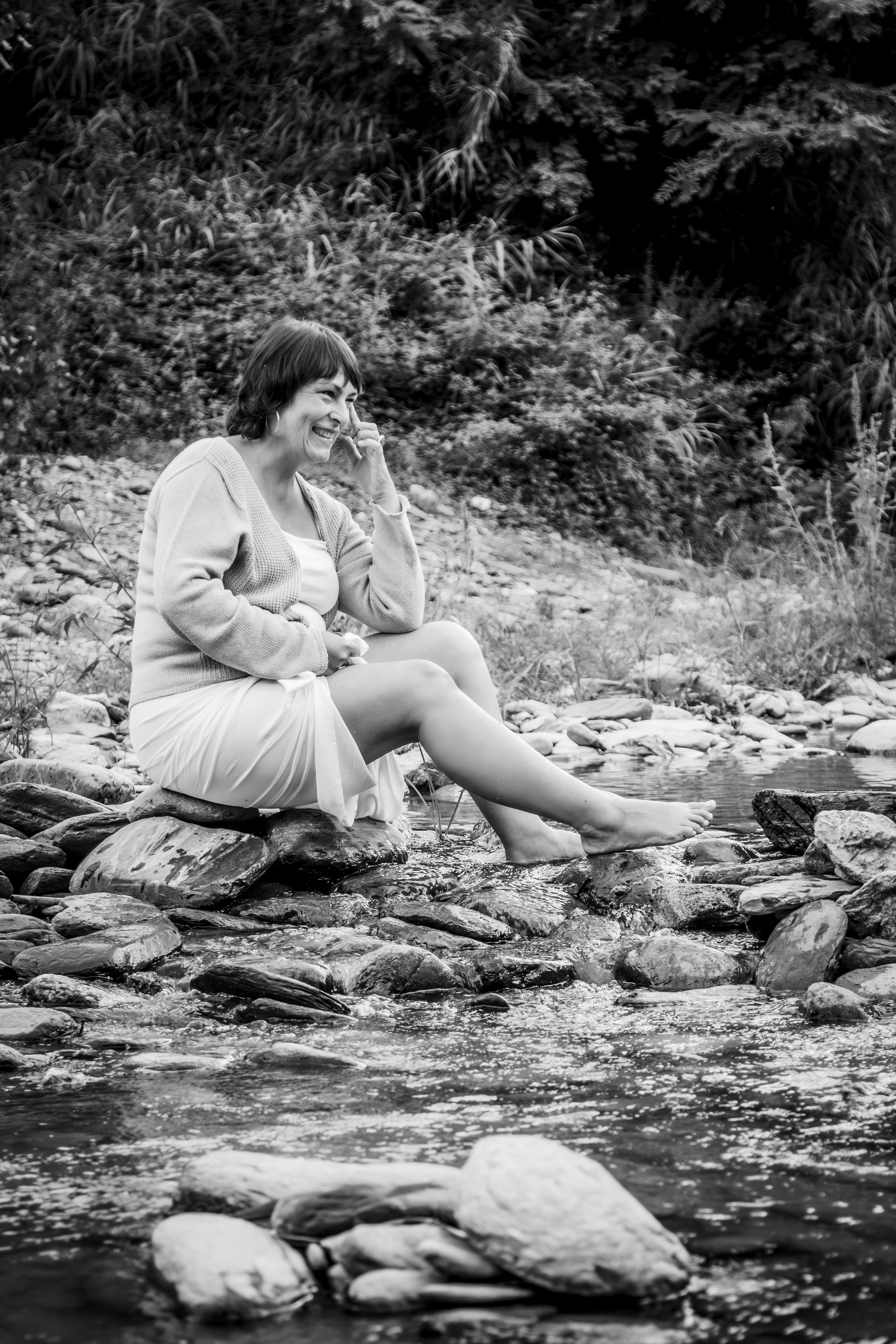 Mujer sentada en blanco y negro