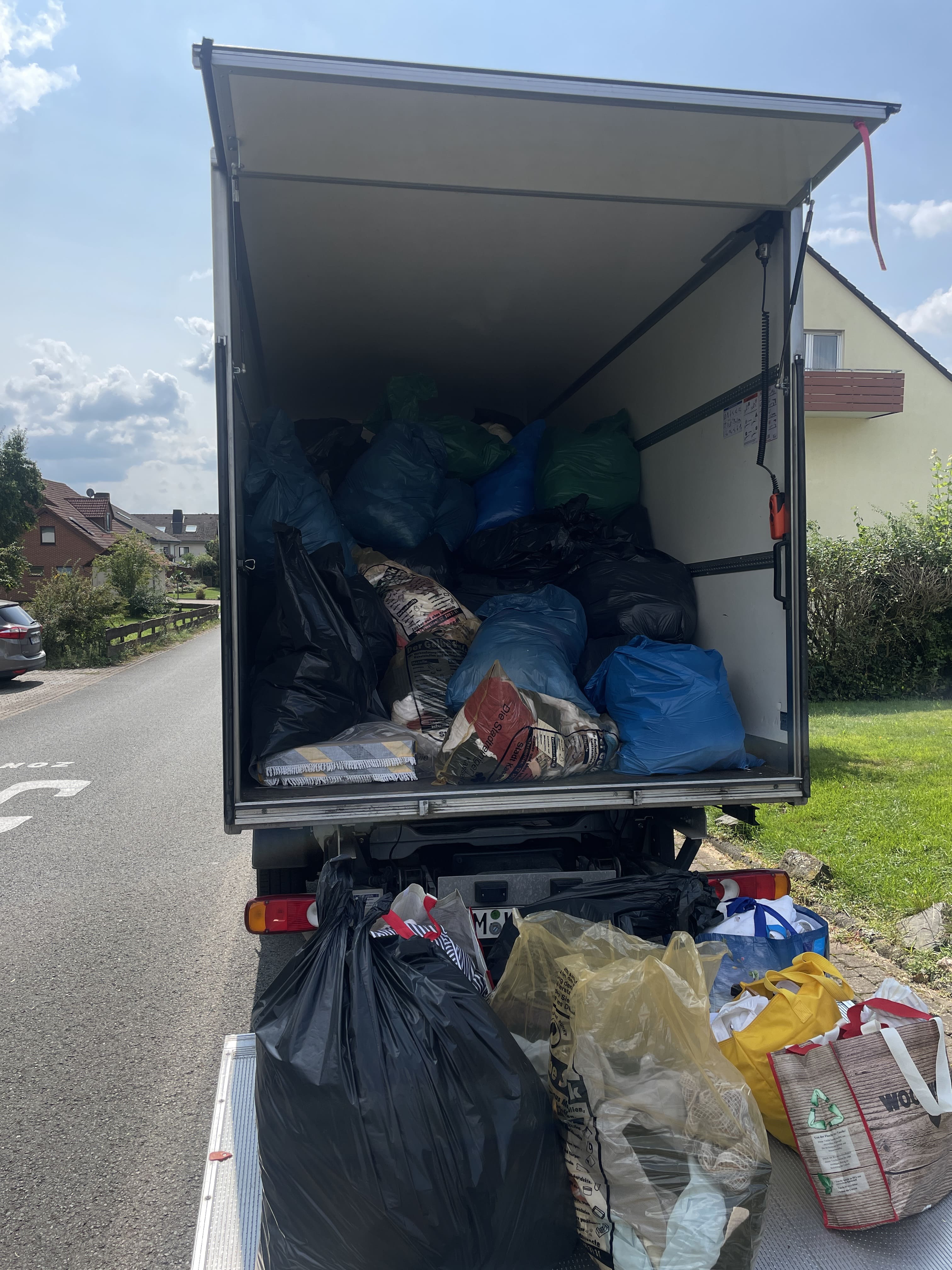 Professionelle Entrümpelung eines Hauses in Kassel mit Abtransport von Möbeln und Sperrmüll durch Fachbetrieb