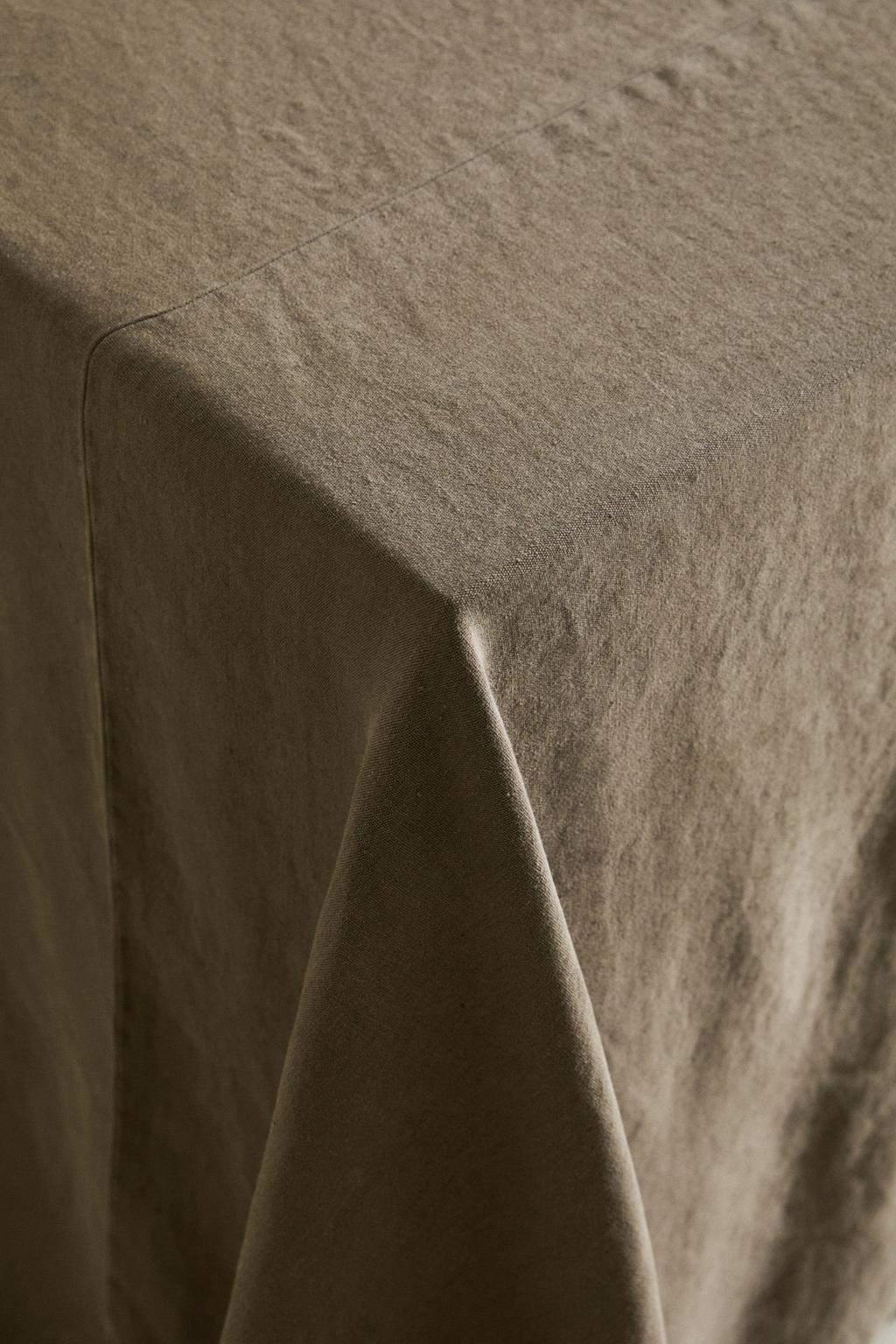 Olive wood and linen table — SALVA corporate hospitality Dubai