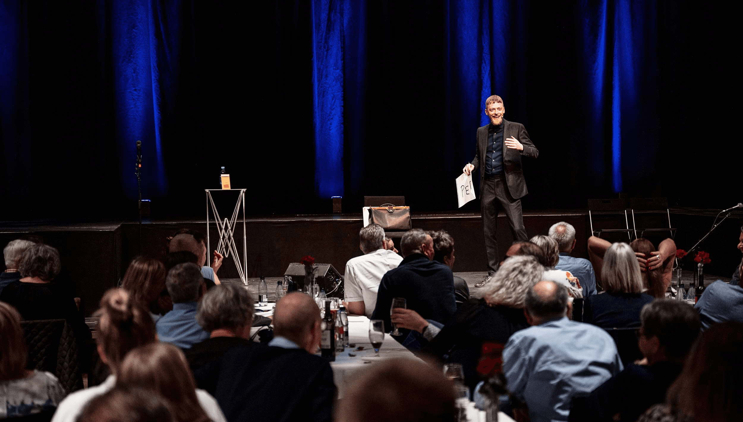 Bryllupsunderholdning med psykologisk manipulation og latter