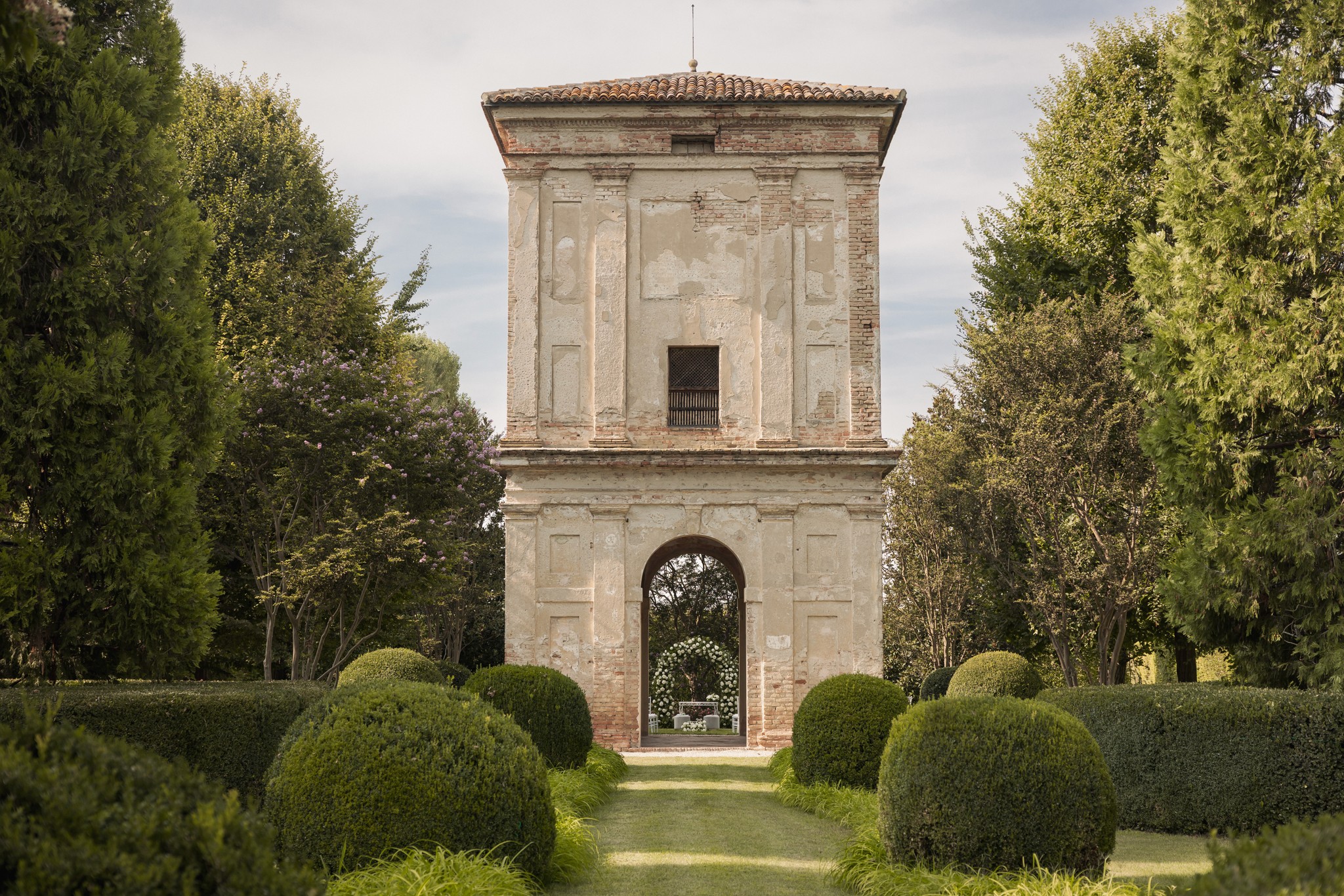 Torre di Villa Negri tra siepi topiarie, architettura storica e giardino della location matrimoniale