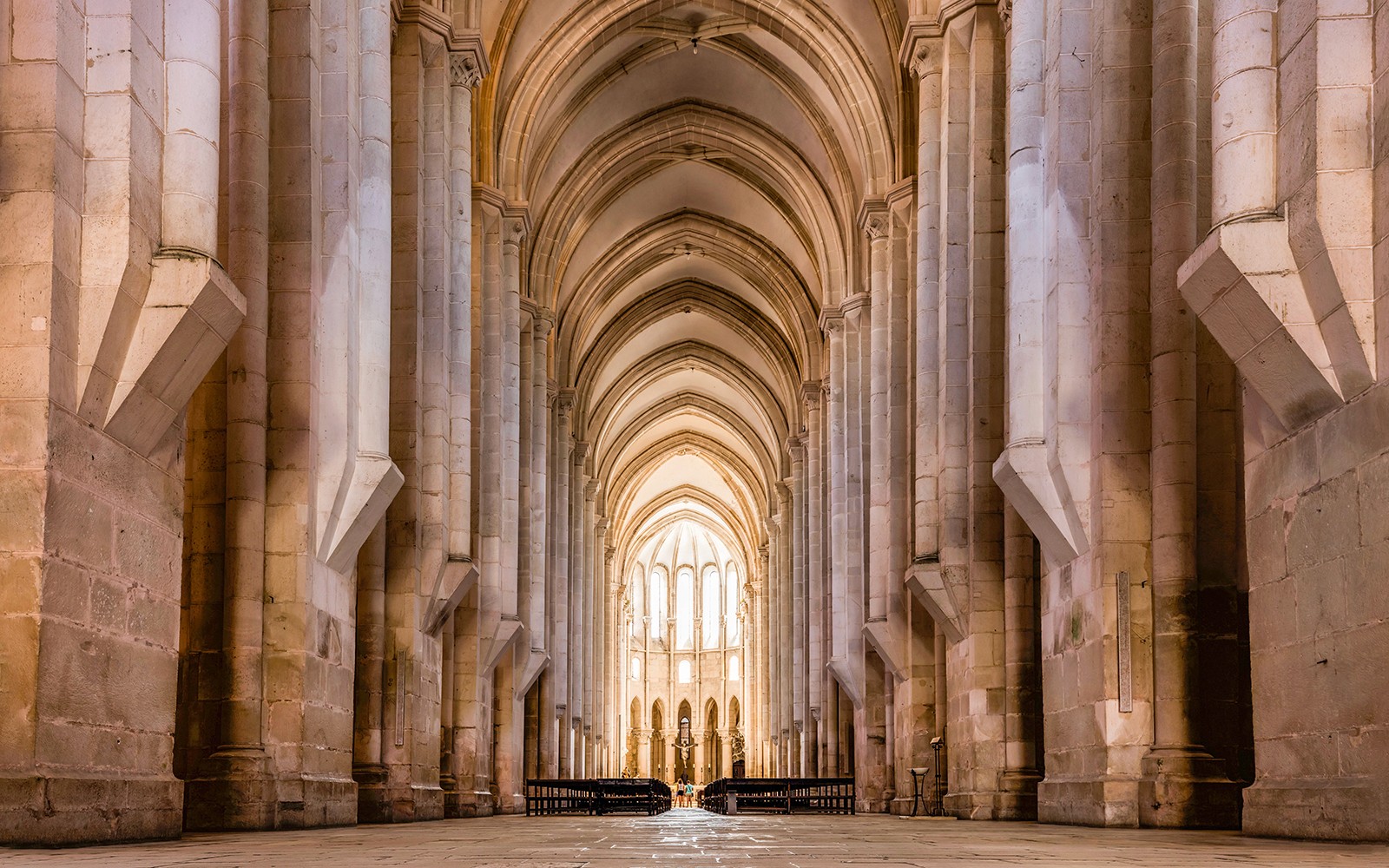 Portekiz, Alcobaça Manastırı'nın tonozlu kemerler ve taş sütunlara sahip iç mekan.