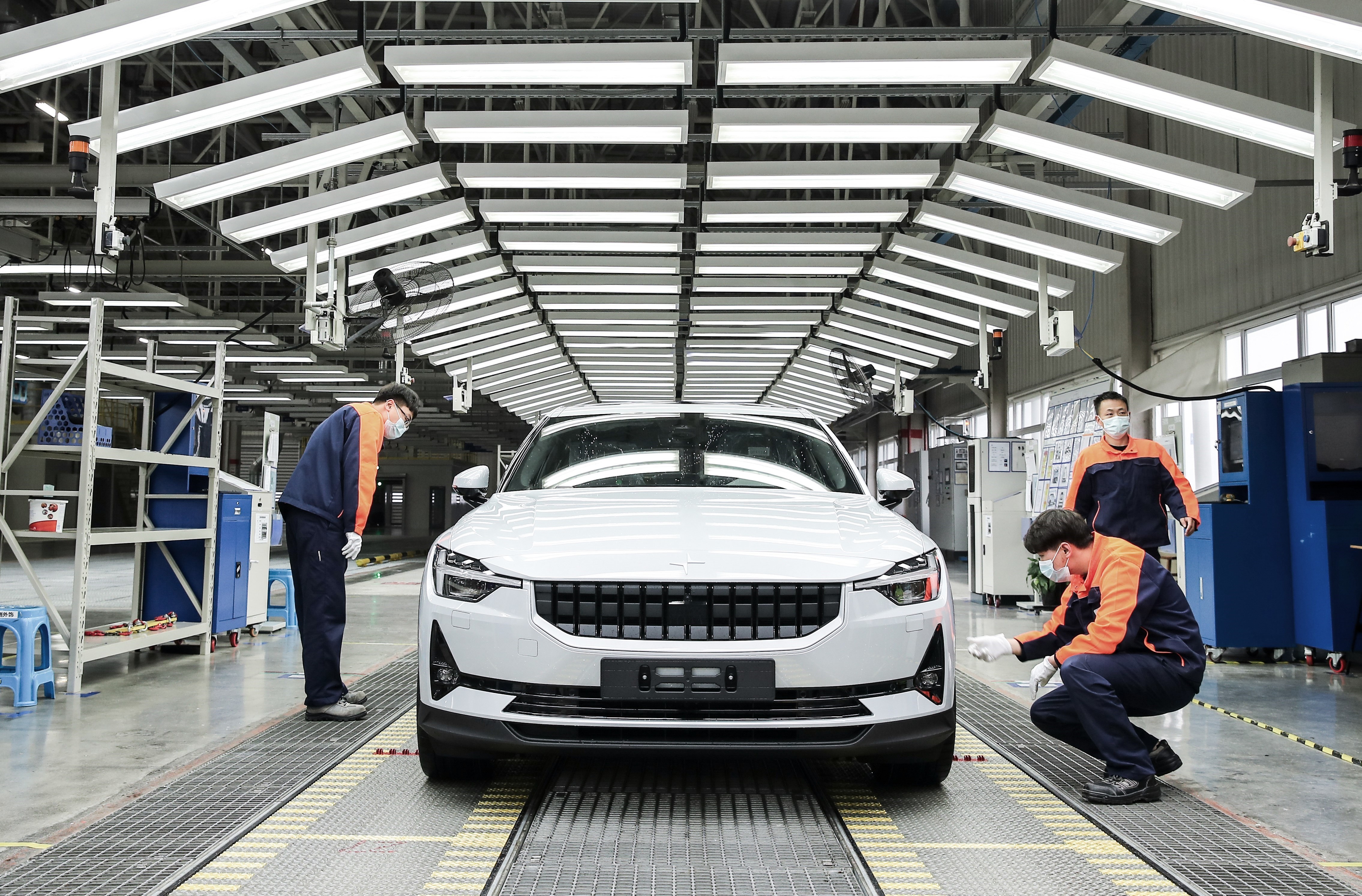 Polestar 2 blanche en inspection sur chaîne de production, illustration de la fiabilité, des contrôles qualité et des problèmes connus avant achat