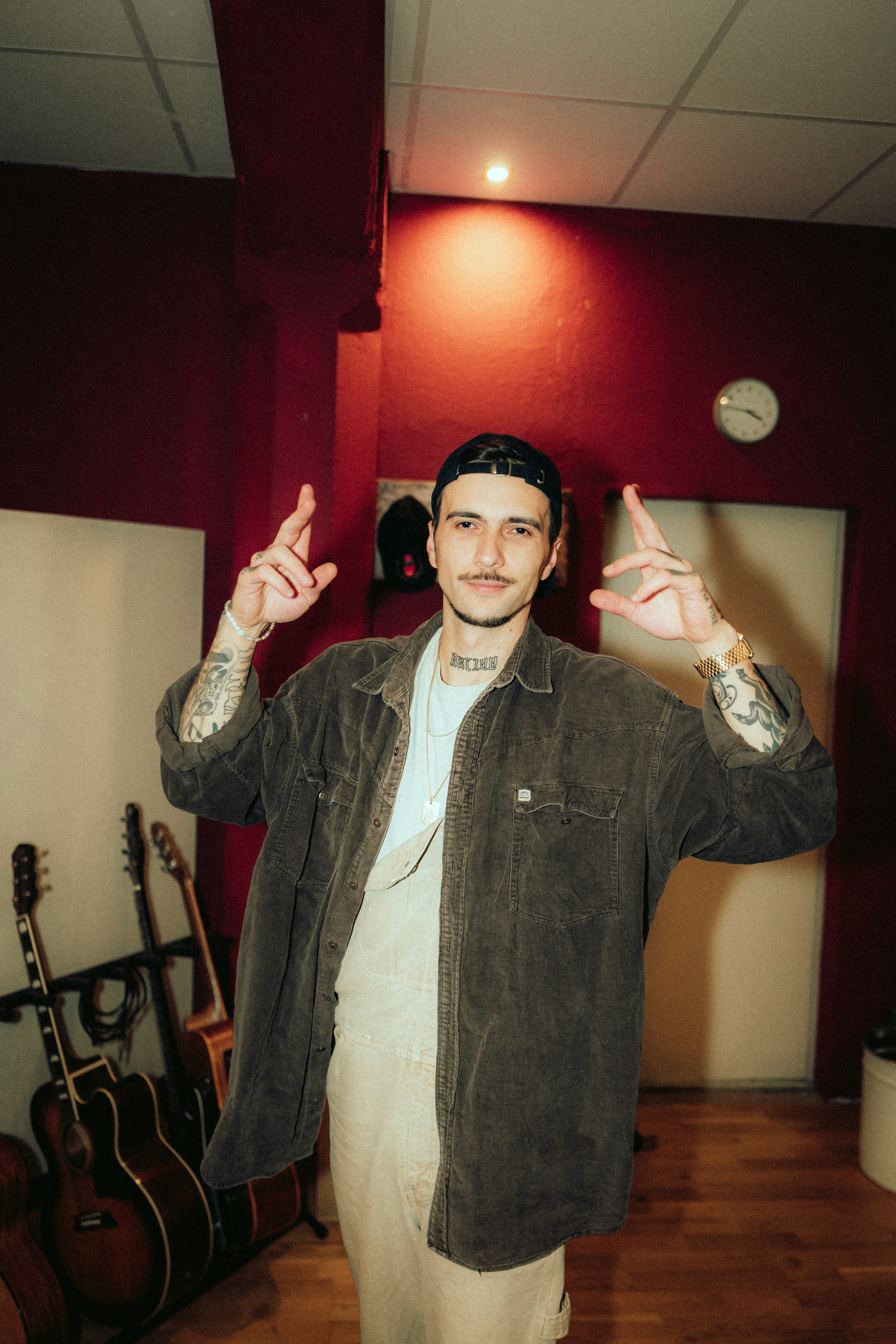 cameramnn in musicstudio portrait with soft red light, vidyofilms