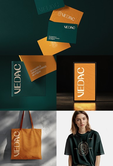 Imagem de uma mulher segurando uma sacola de pano com o logo da empresa