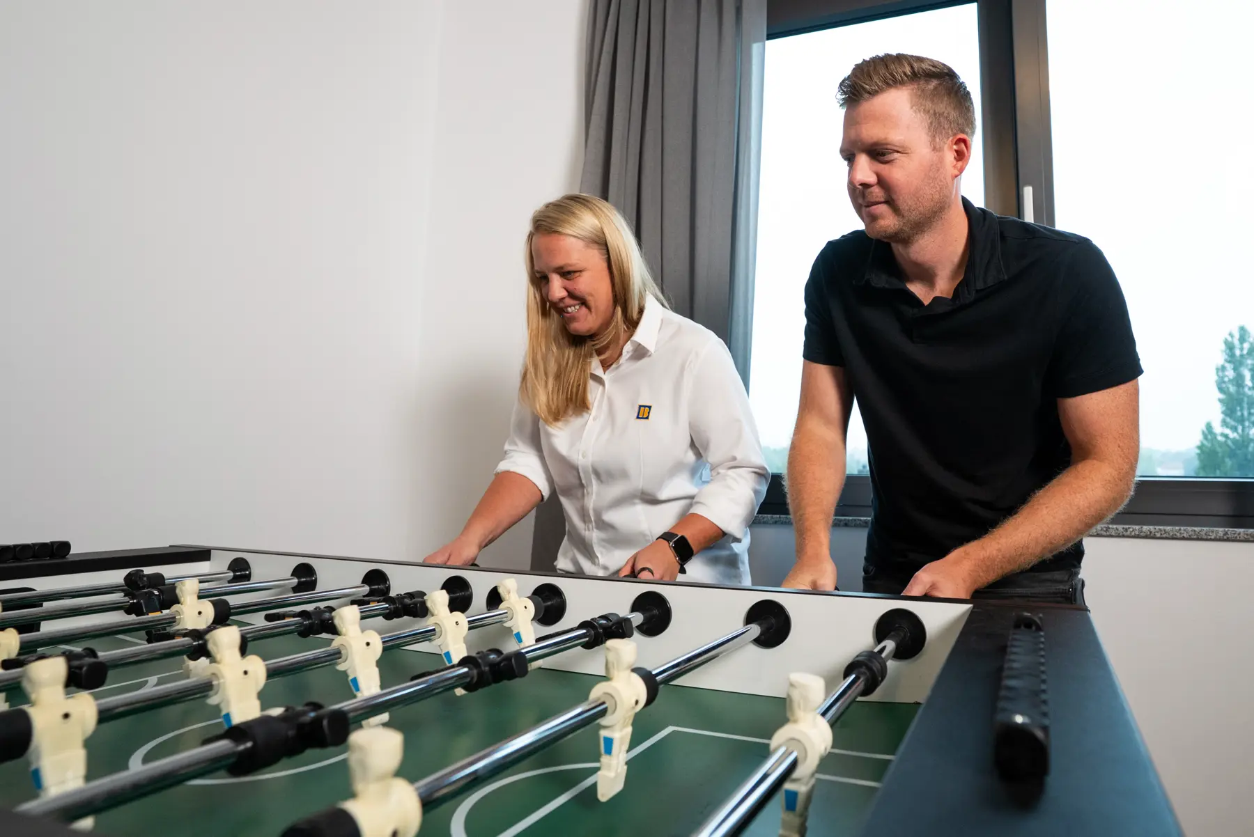 Zwei Brömer Mitartbeiter beim spielen am Kickertisch