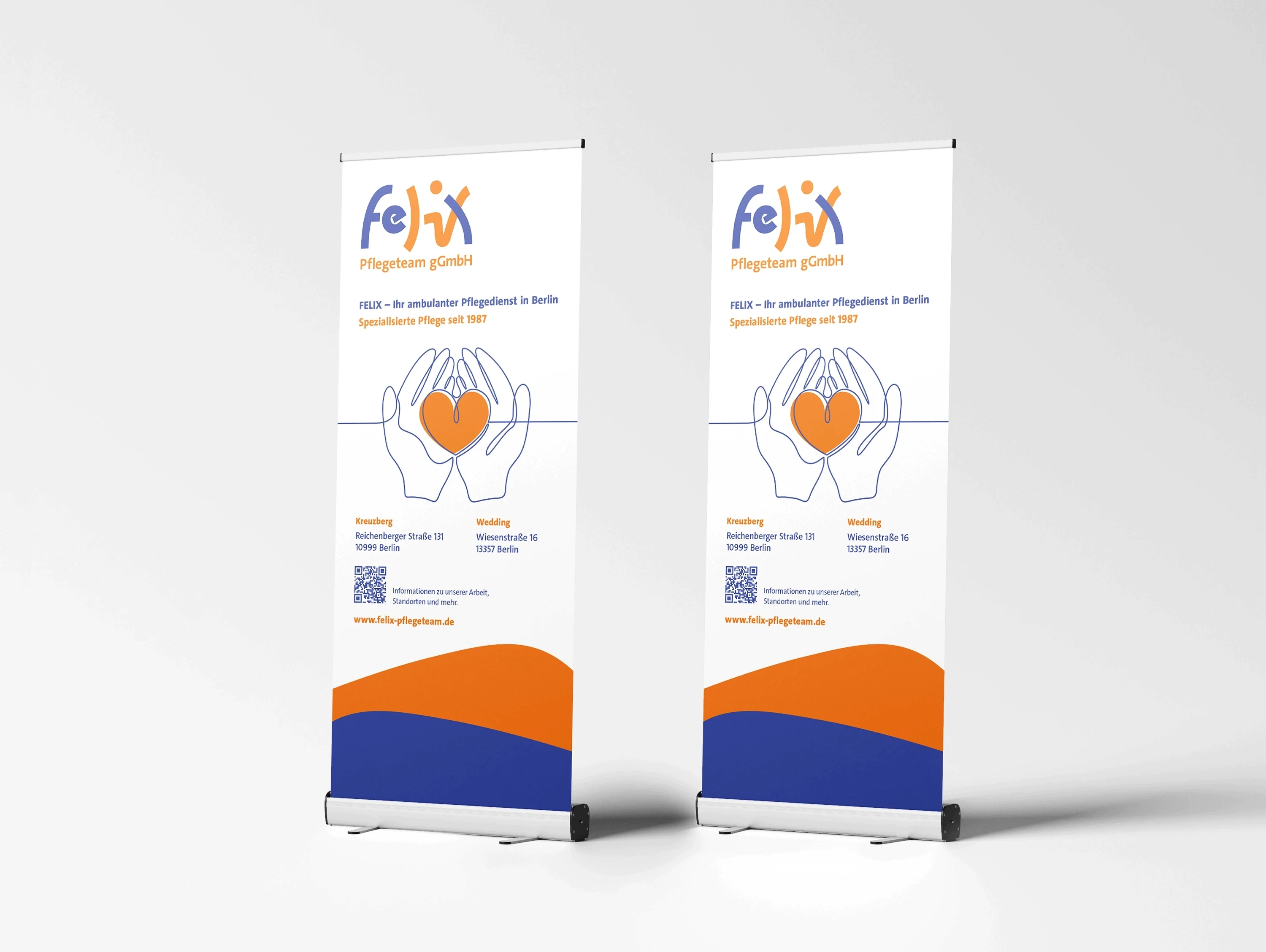 Felix Pflegeteam Rollup-Mockup: zwei Messebanner mit Herz-in-Händen-Logo und Standortangaben für Kreuzberg und Wedding, freigestellt auf grauem Hintergrund