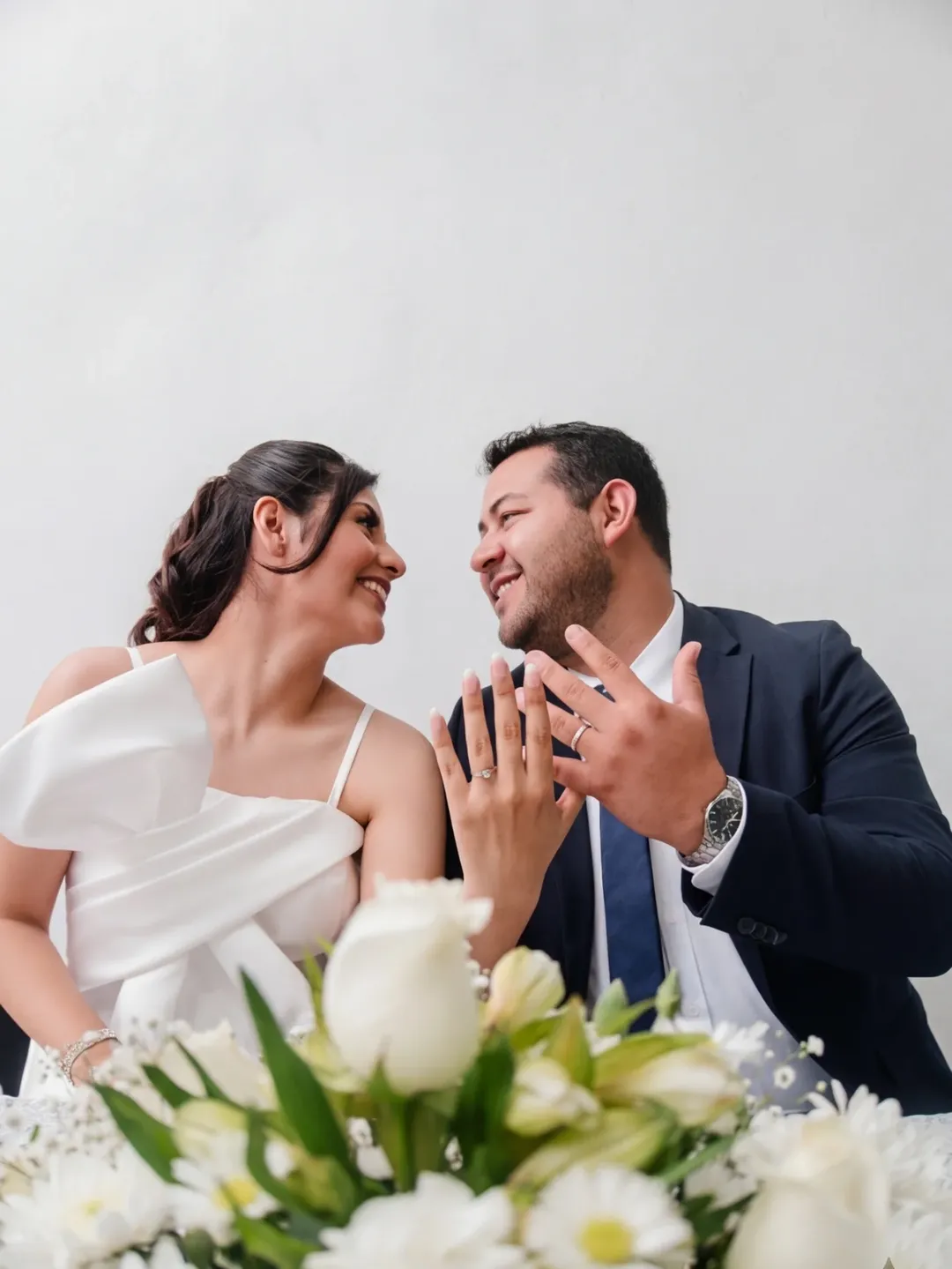 Novios caminando por el pasillo durante la ceremonia