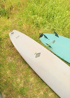 Deux planches de surf dans l'herbe