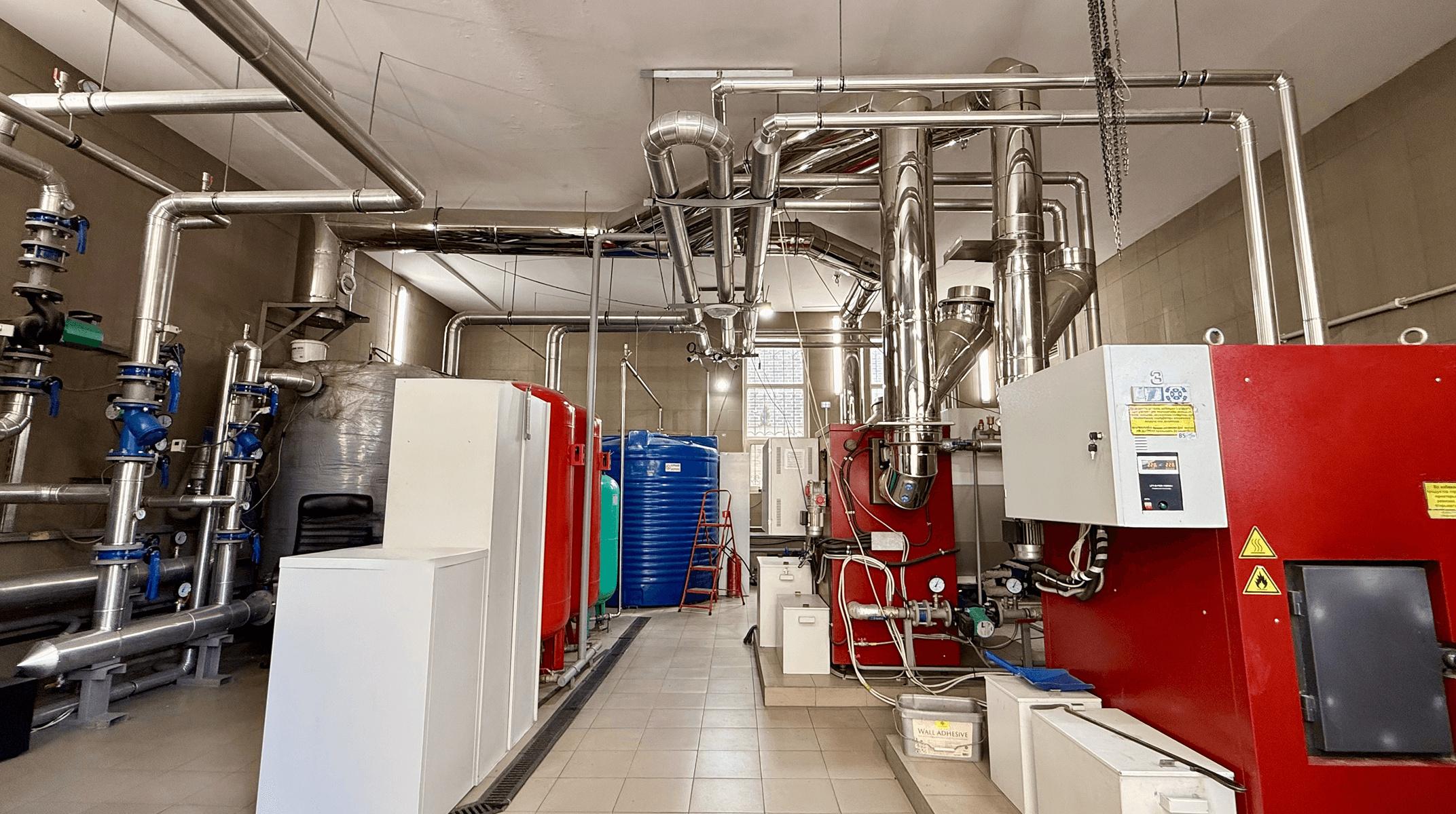 Сучасна котельня з трубами, насосами та автоматизованою системою опалення