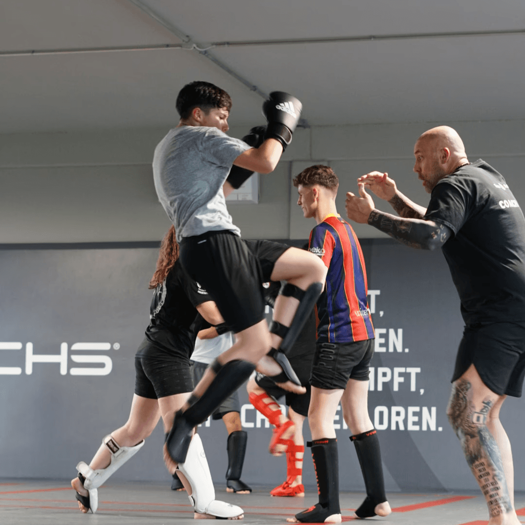 Mann beim Kickboxen