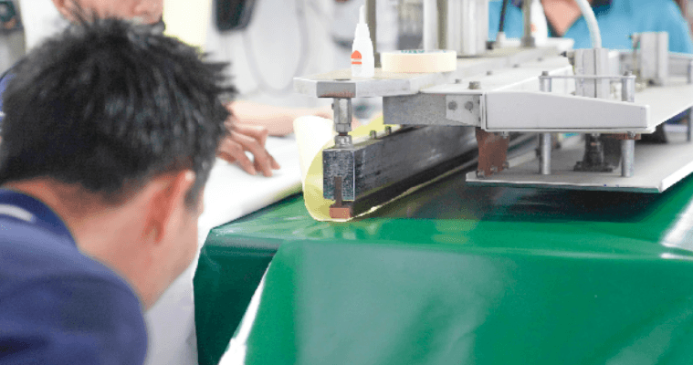 การซีลไวนิลด้วยเครื่อง High-frequency welderโดยช่าง Assembly