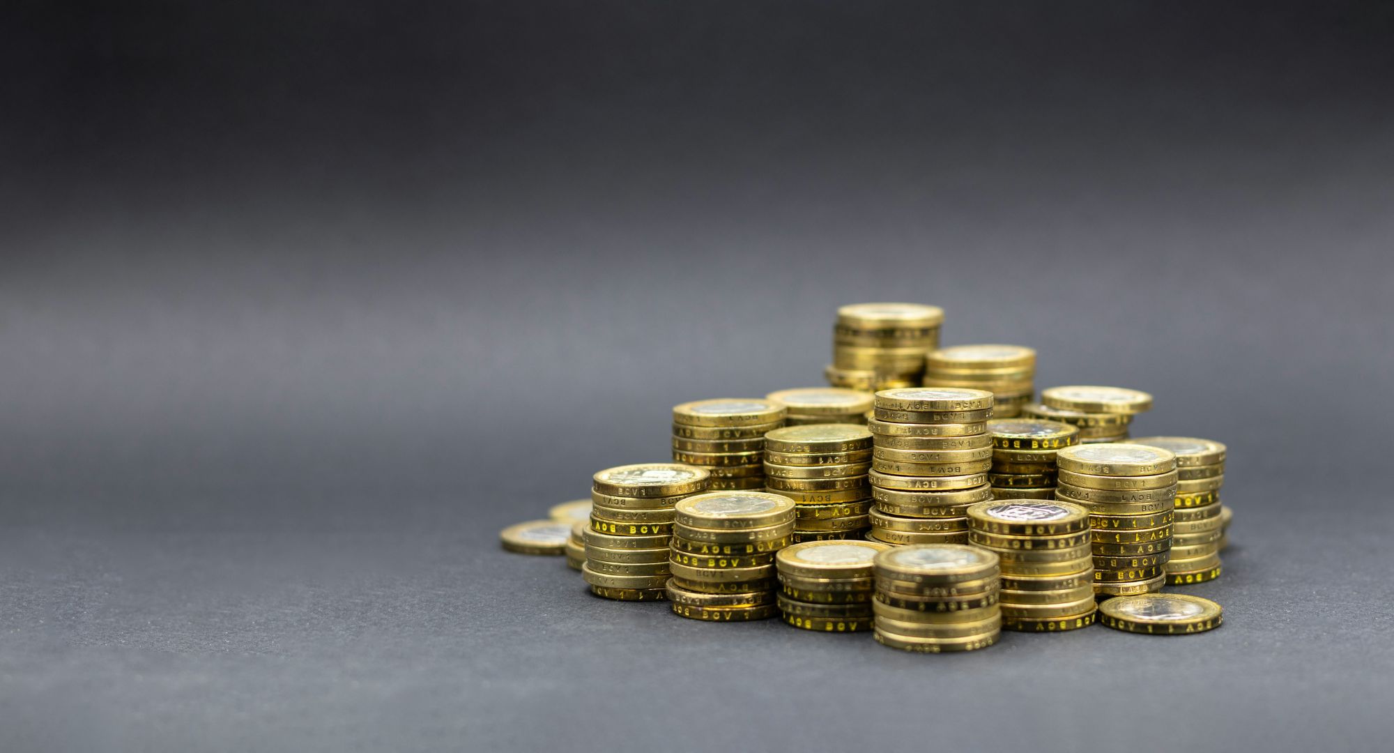 pilha de moedas, fundo cinza