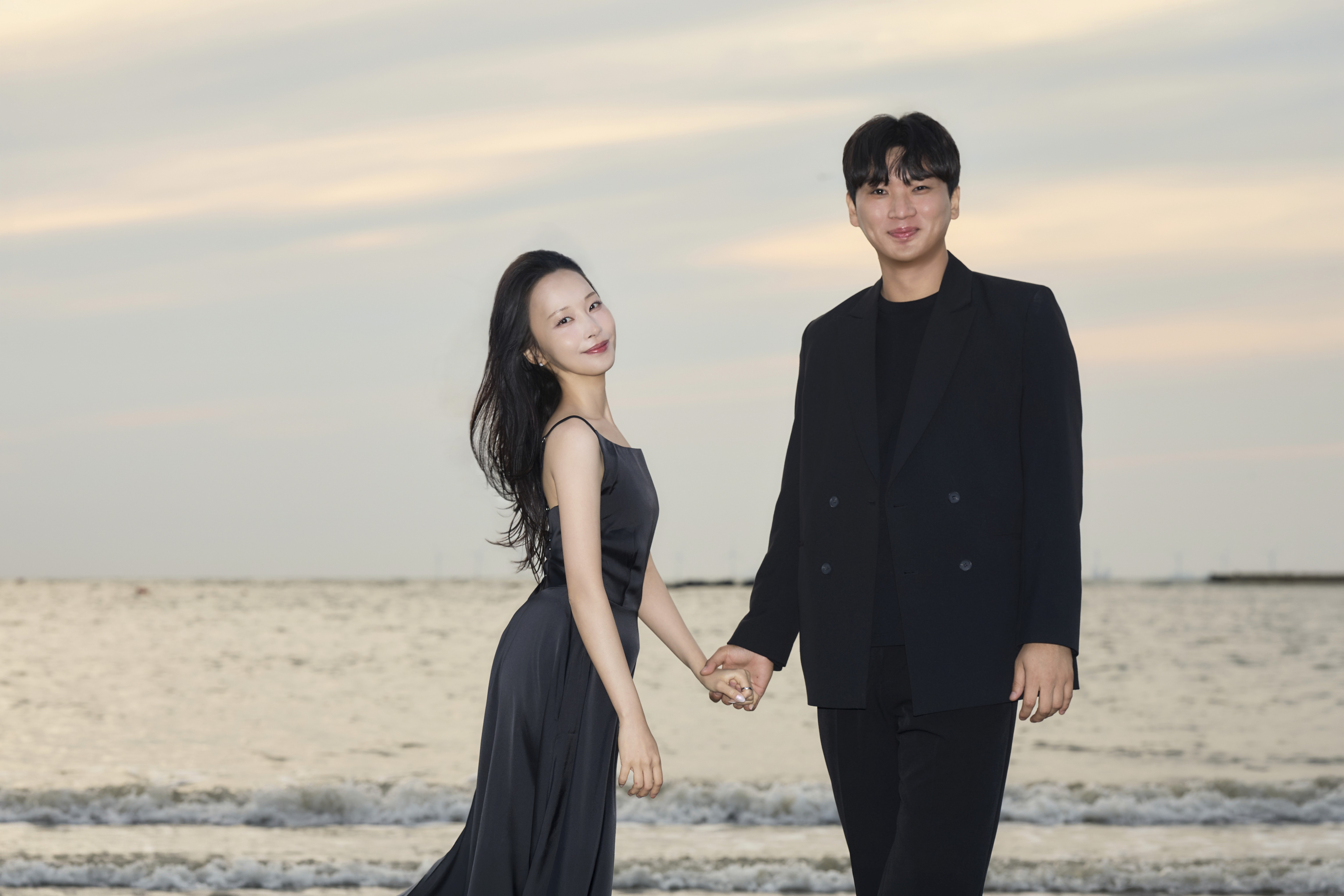 전남광주 야간웨딩스냅 촬영 후기 | 이매진포토가 담아낸 해질녘 해변 노을과 등대·달빛 조명 화보
