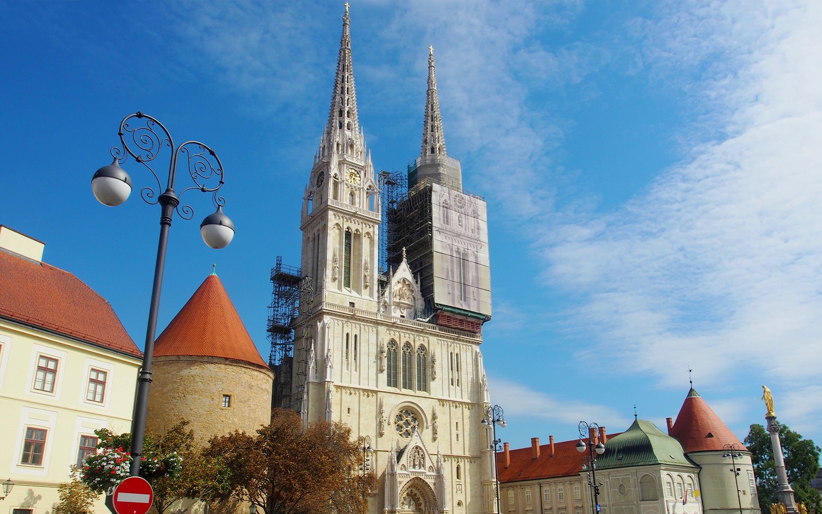 薩格勒布大教堂在陽光明媚的日子裡進行步行遊覽時有腳手架。