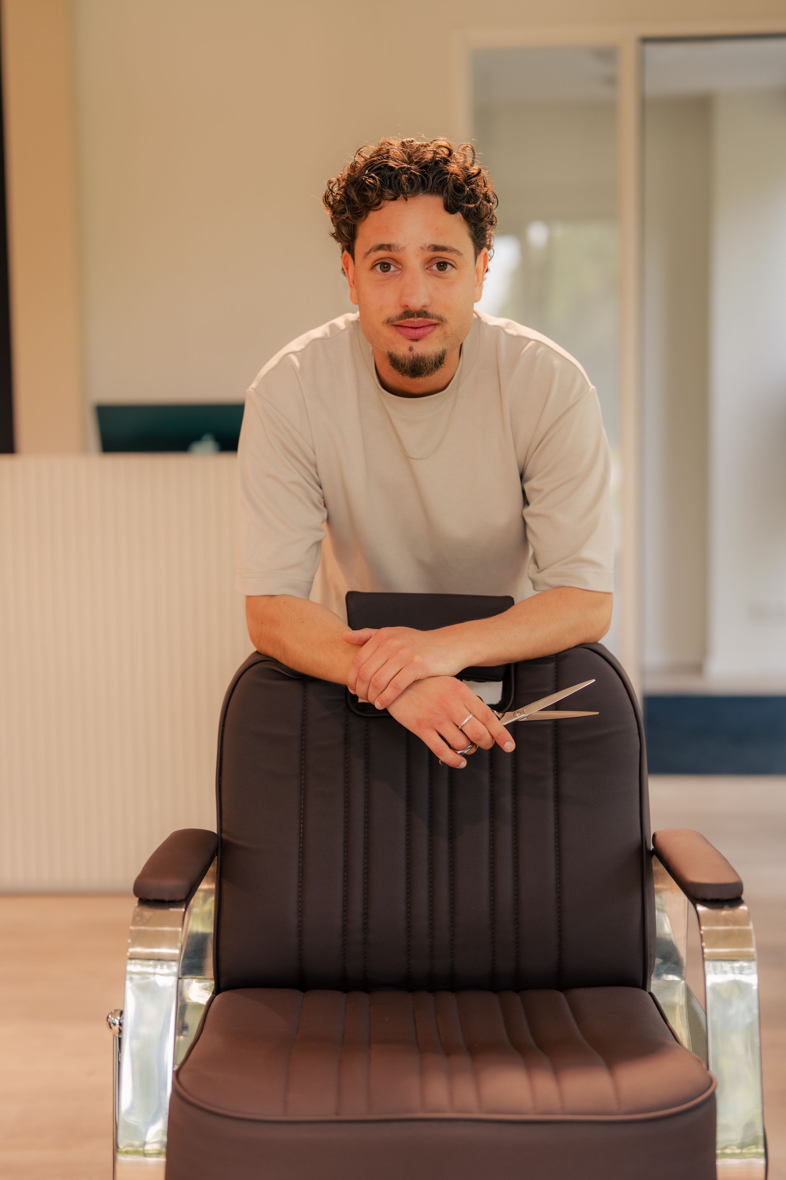 Leroy Biemans kijkend in de camera