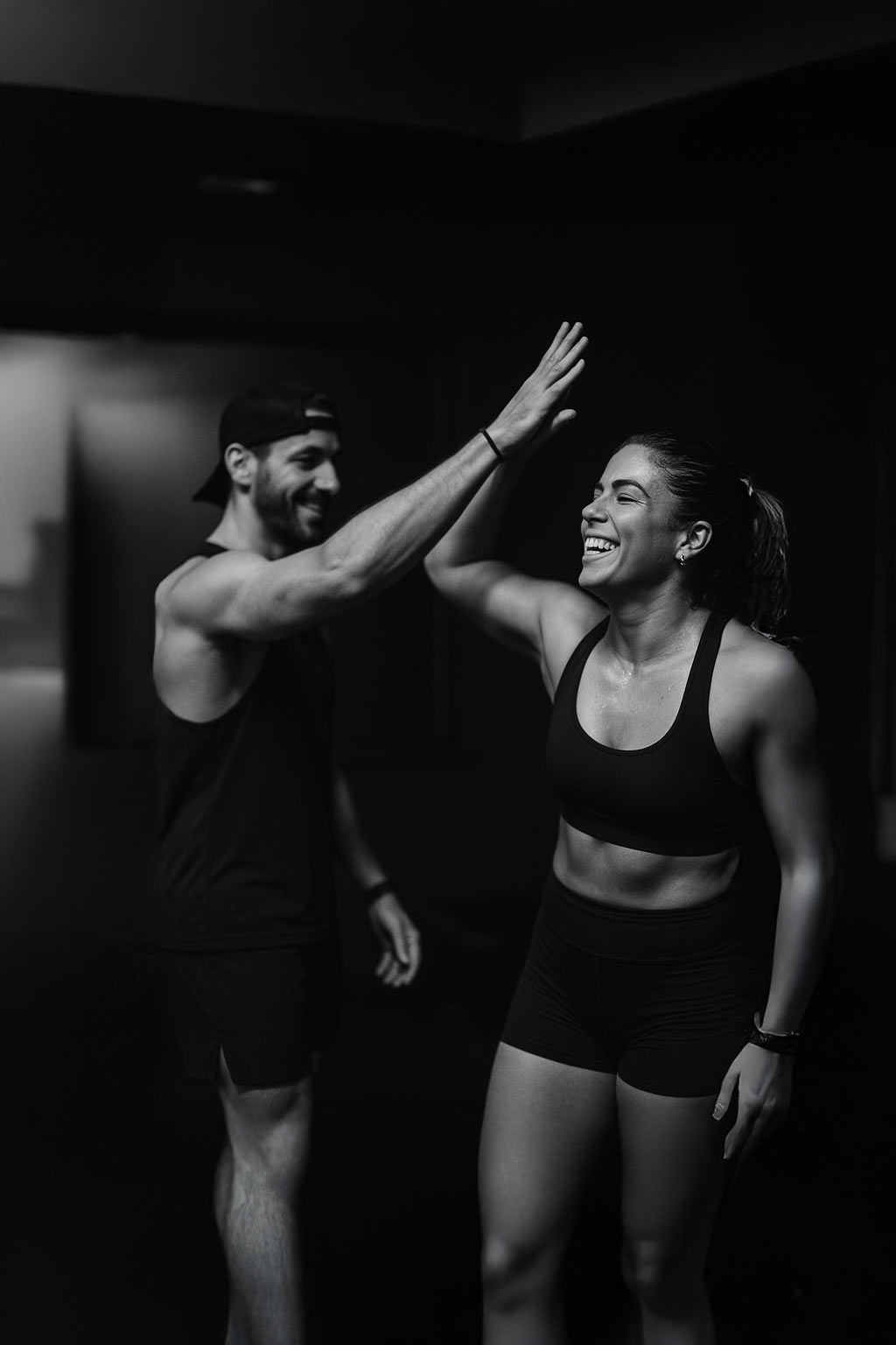 Mann und Frau beim High-five