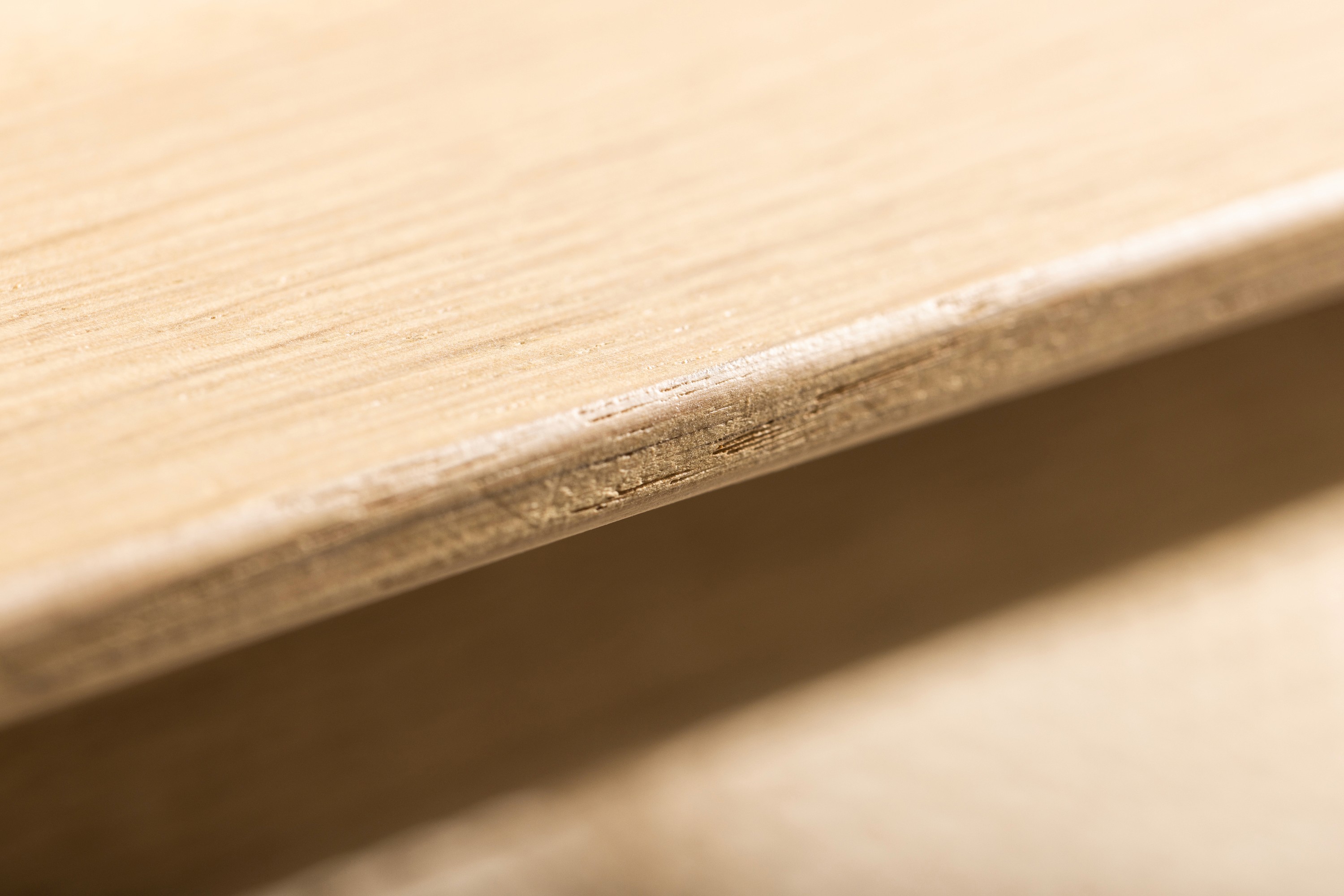 detailfoto van een eikehouten tafelblad van een salontafel