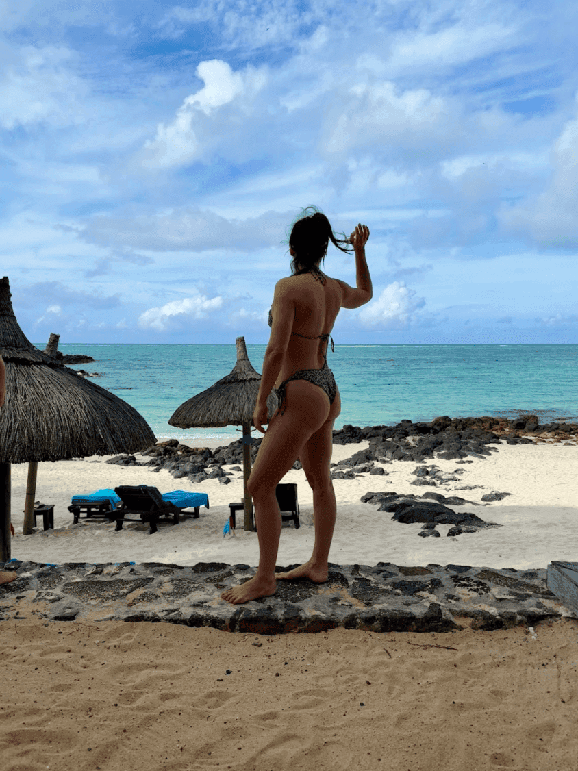 Femme à la plage par temps chaud pour illustrer l’importance d’adapter son activité physique en été