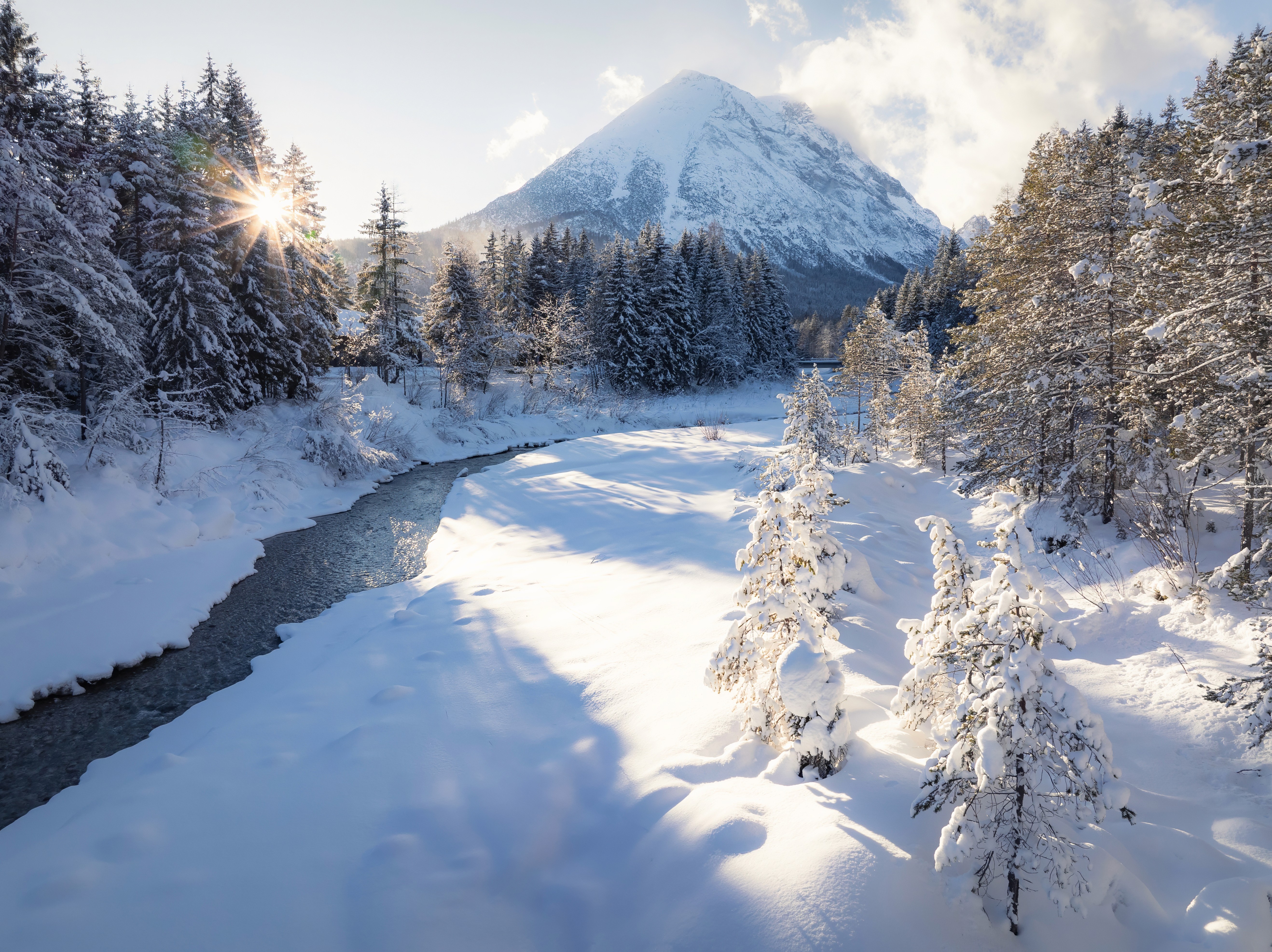 Leutascher Ache schneebedeckt Blick zur Hohen Munde