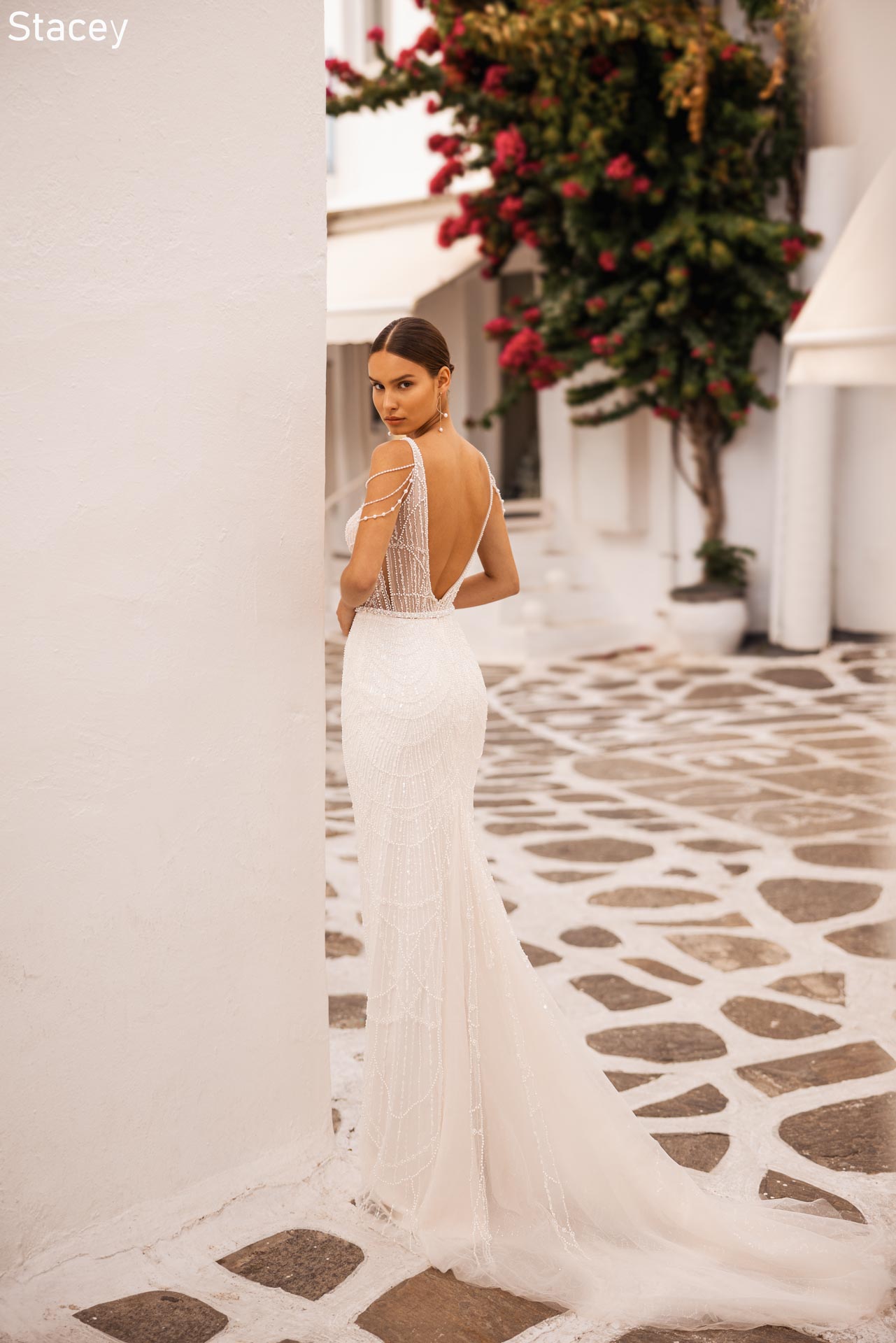 Romantischer Tüll-Überrock, der einem schlichten Brautkleid einen eleganten und dramatischen Look verleiht.