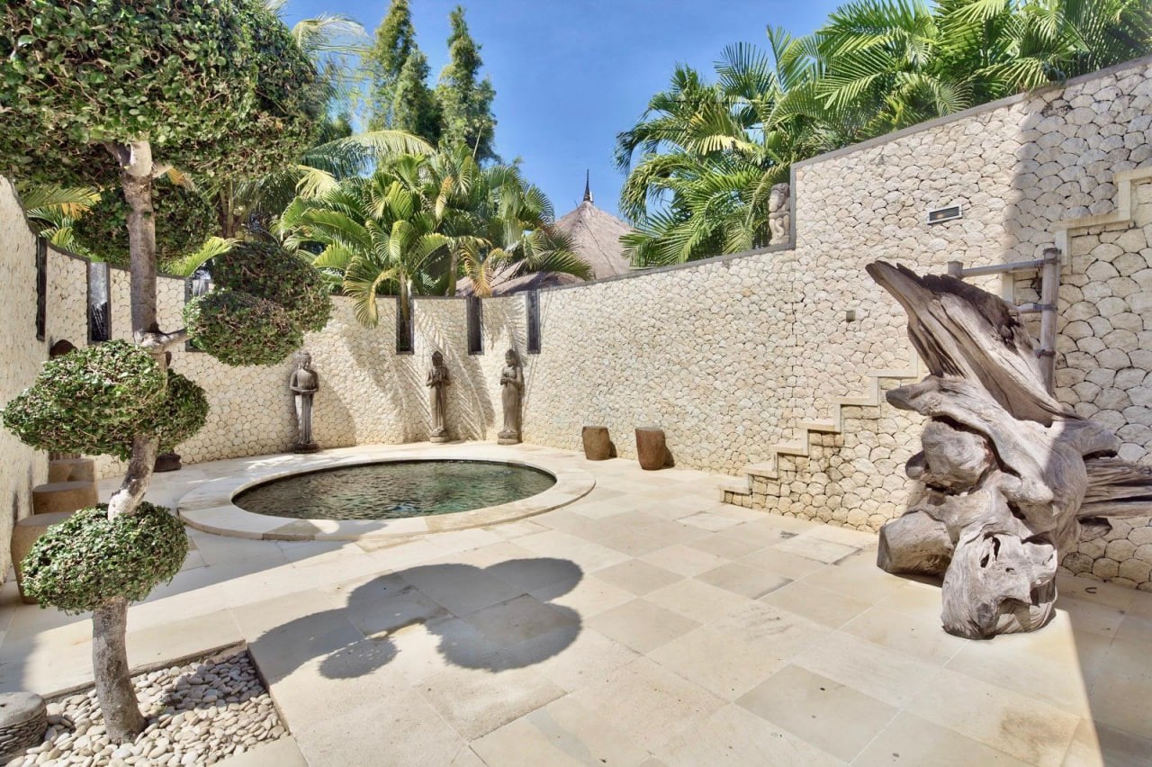 Beachfront villa complex in Freehold in Lovina, North Bali