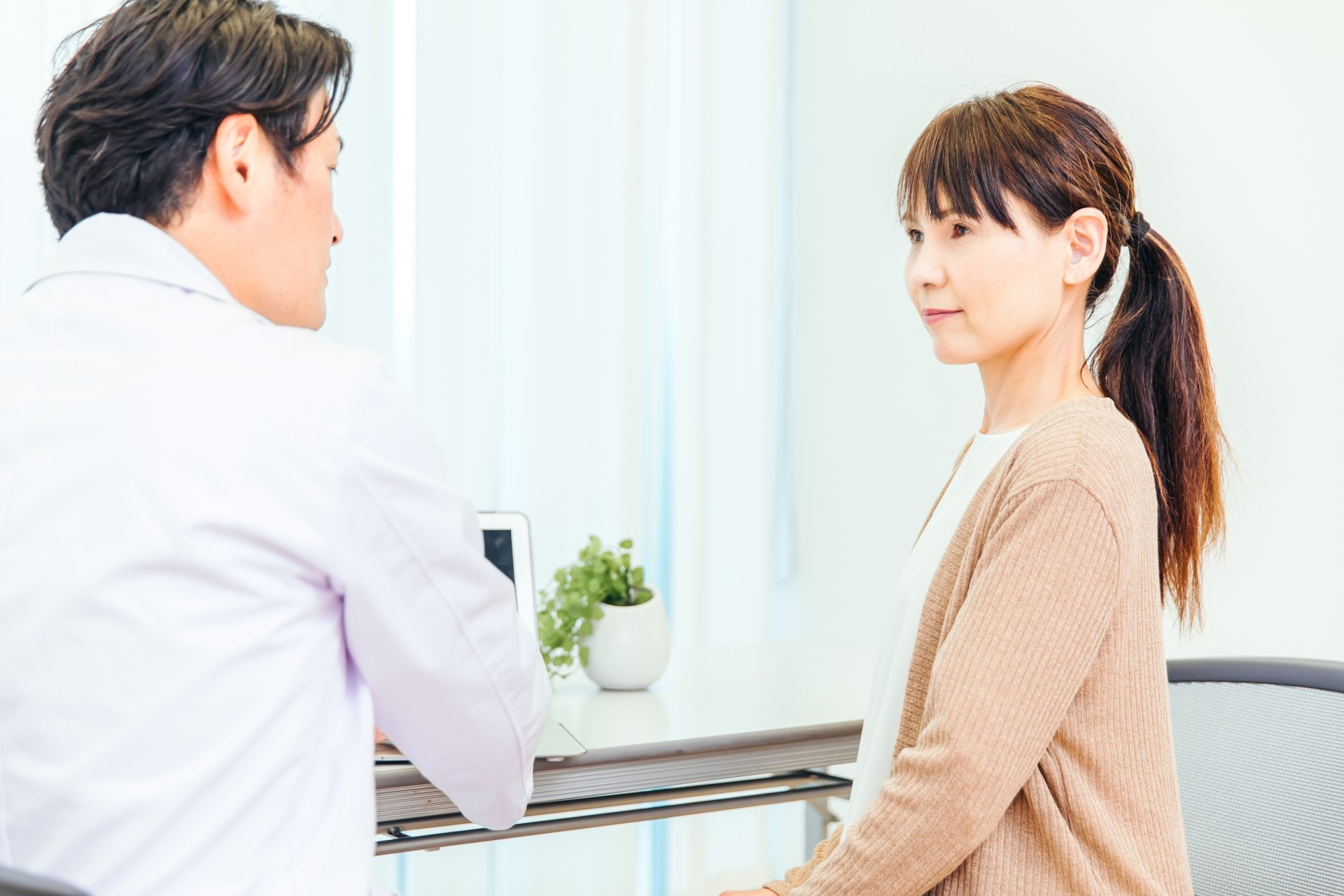 婦人科を受診する女性｜子宮腺筋症の基礎知識