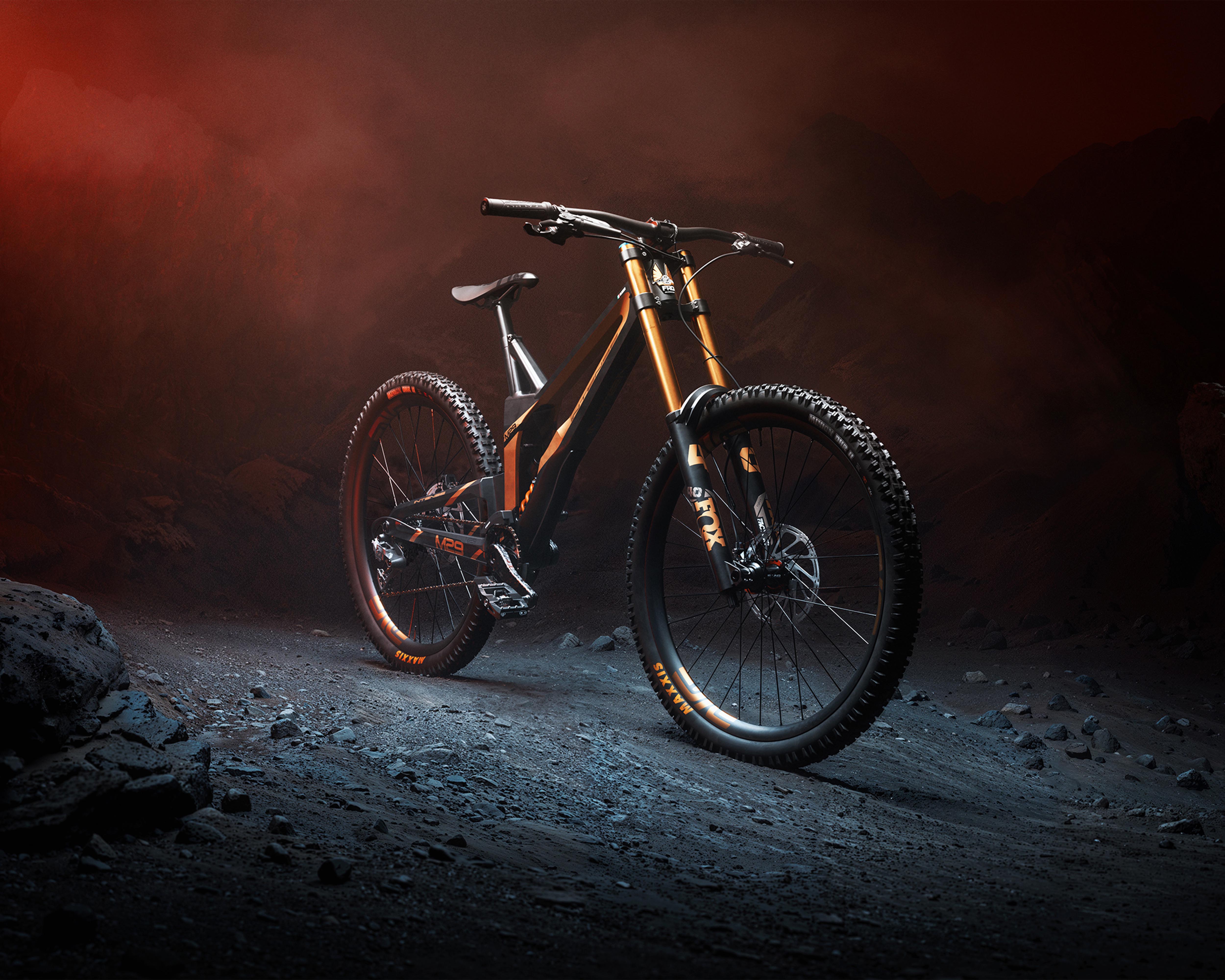 Render di bicicletta da downhill Intense M29 in ambiente roccioso con illuminazione cinematica