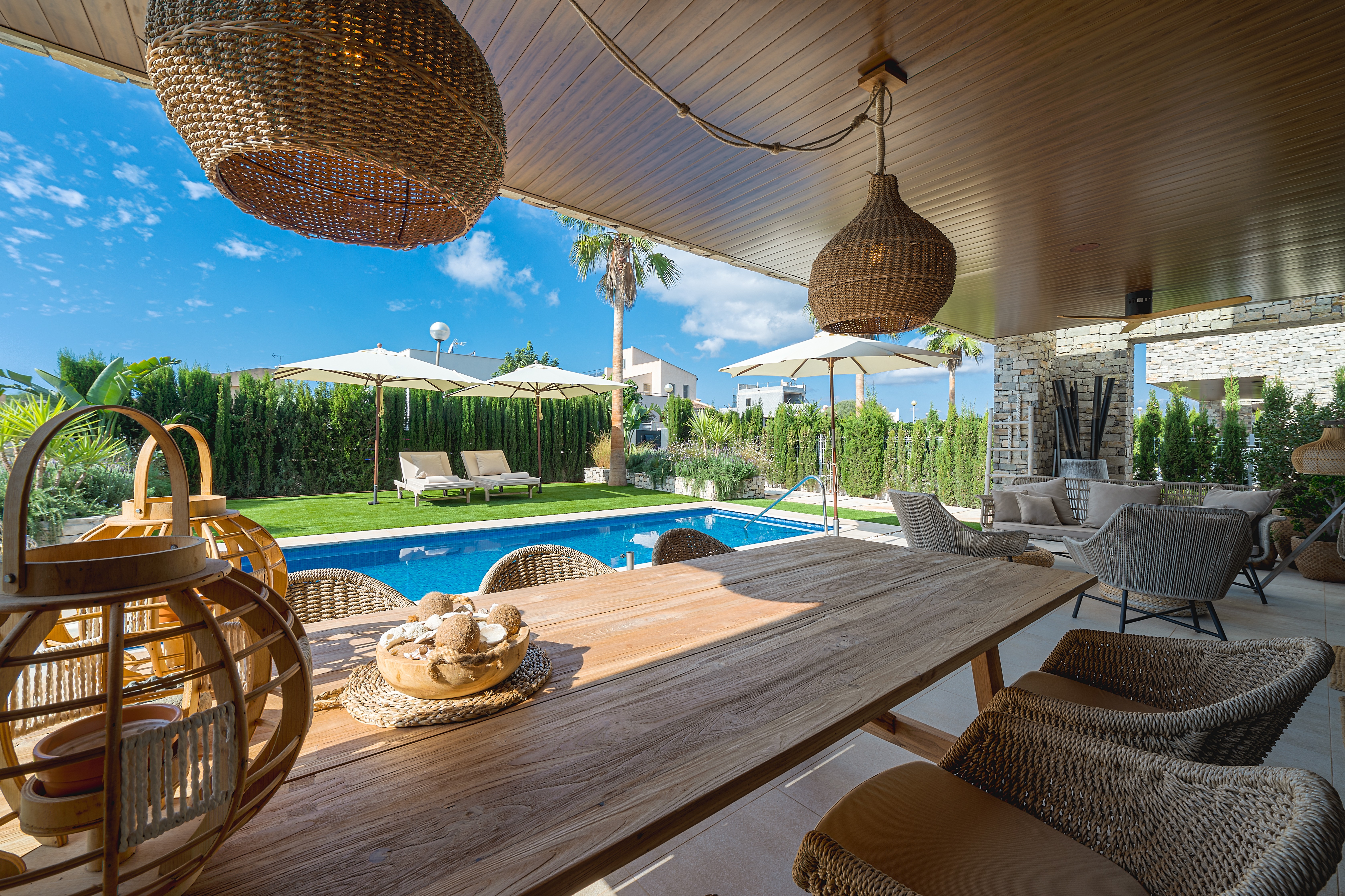 Terrasse der Villa in Sa Ràpita mit Lounge, Poolblick und mediterranem Outdoor Living nahe Es Trenc