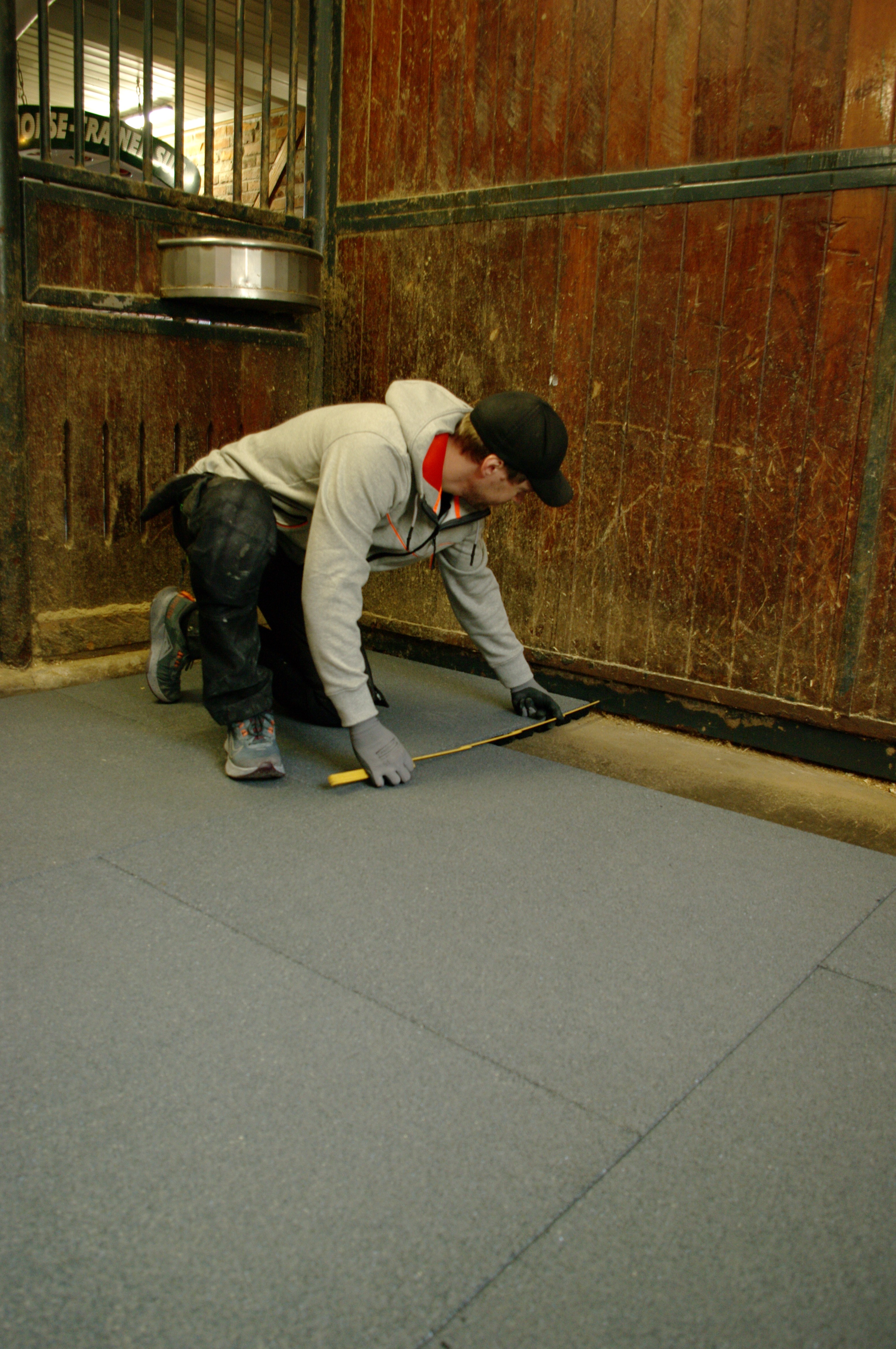 softdek gulv inne i hestestall