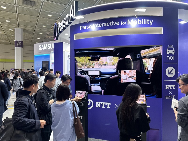 ▲Visitors are experiencing the Japanese taxi Perso interactive introduction case at EastSoft’s booth. (provided by ESTsoft)