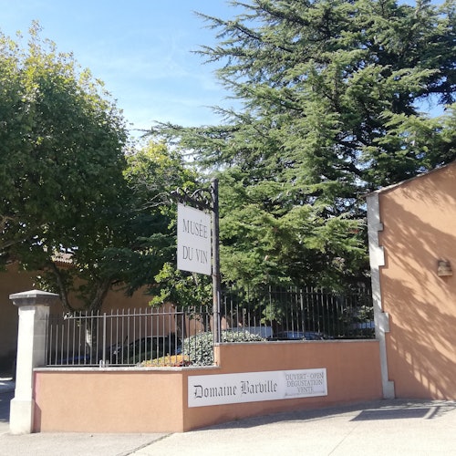 Ulaz na parkiralište Muzeja vina