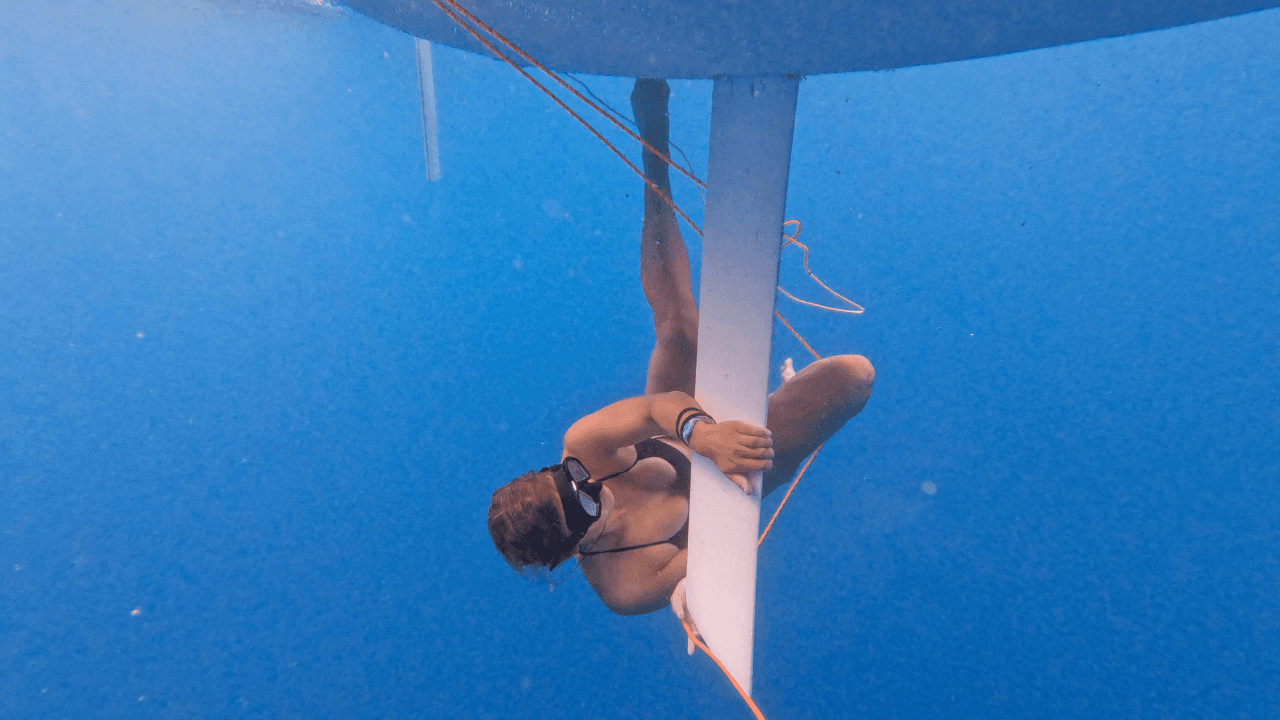 Miriam from Seastheday trying to fix the rudder of their rowing boat